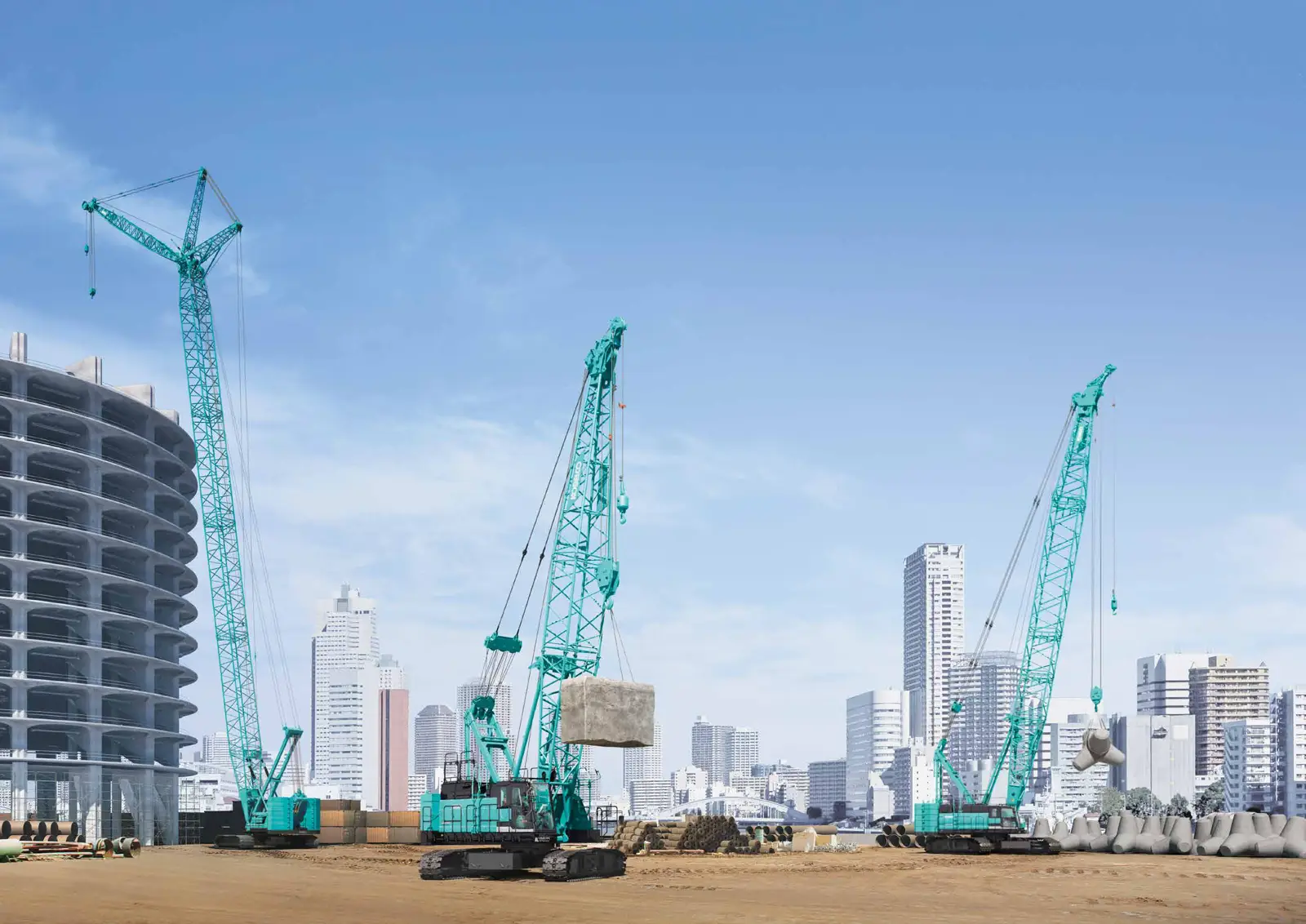 Baureihenbild zu Kobelco CKE2500G-4: Raupenkrane der CKE-G-Baureihe vor einer Stadtkulisse