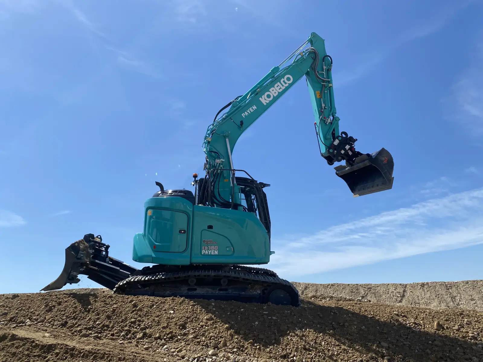 Kobelco ED160 Blade Runner auf einem Erdwall
