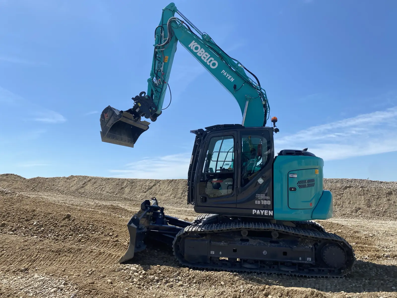 Kobelco ED160 Blade Runner mit Schnellwechsler und abgesenktem Planierschild auf einer Erdbaustelle