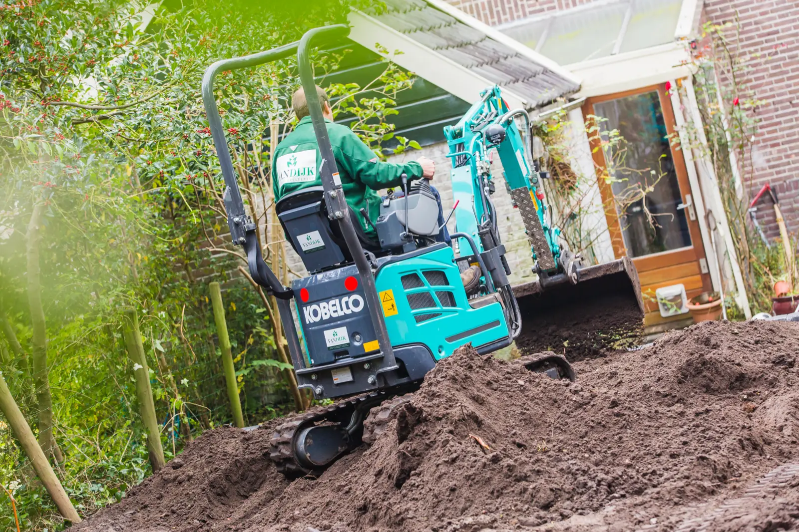 Kobelco SK10SR fährt über einen Erdhaufen