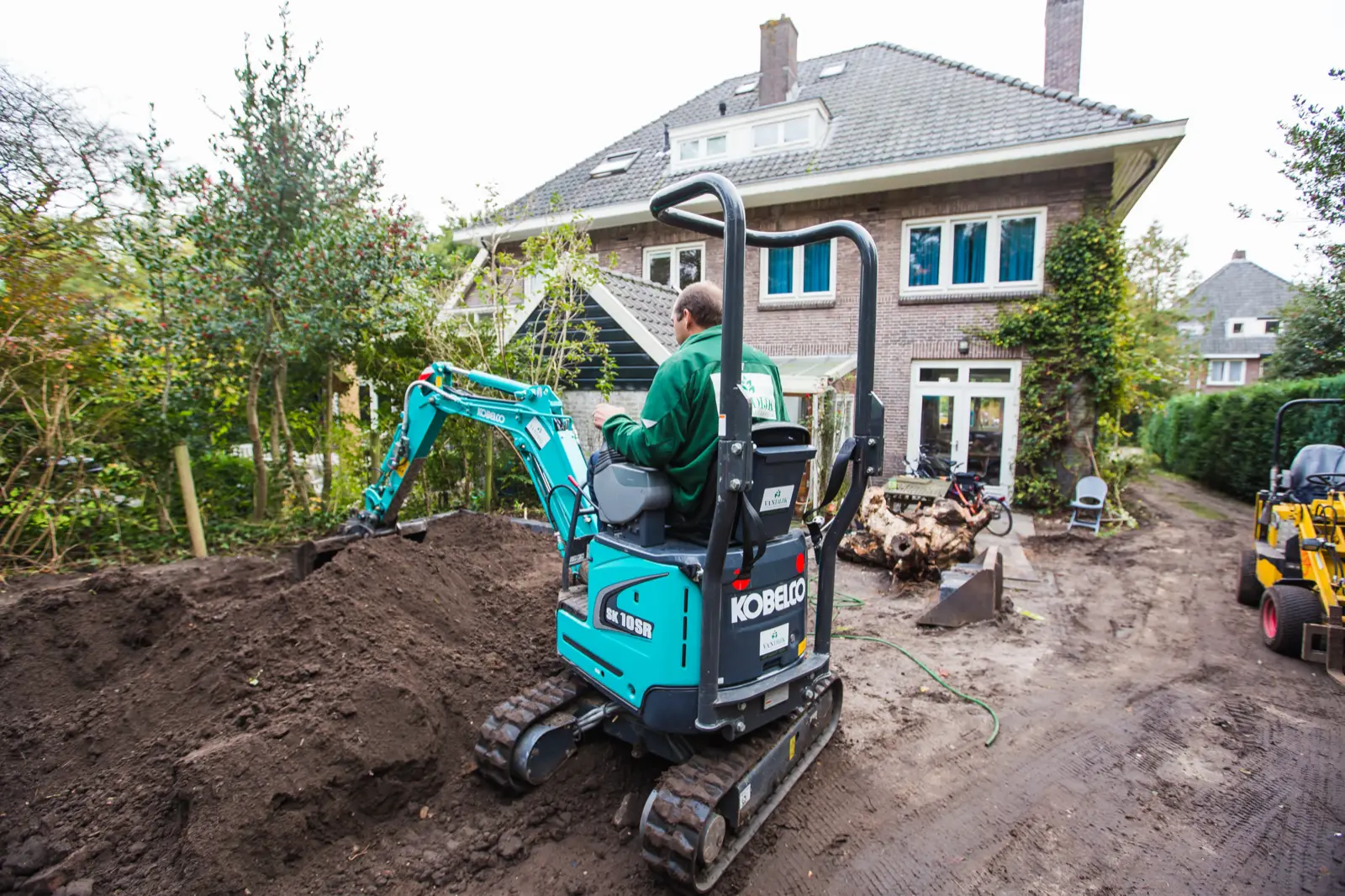 Kobelco SK10SR bei Erdarbeiten in einem Hausgarten