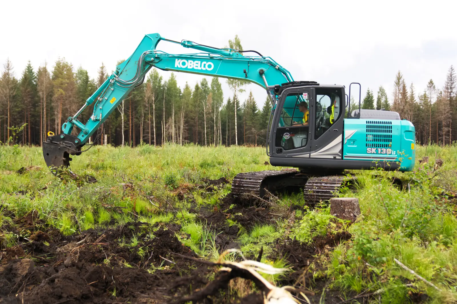 Kobelco SK130 bei Erdarbeiten auf einer Waldlichtung