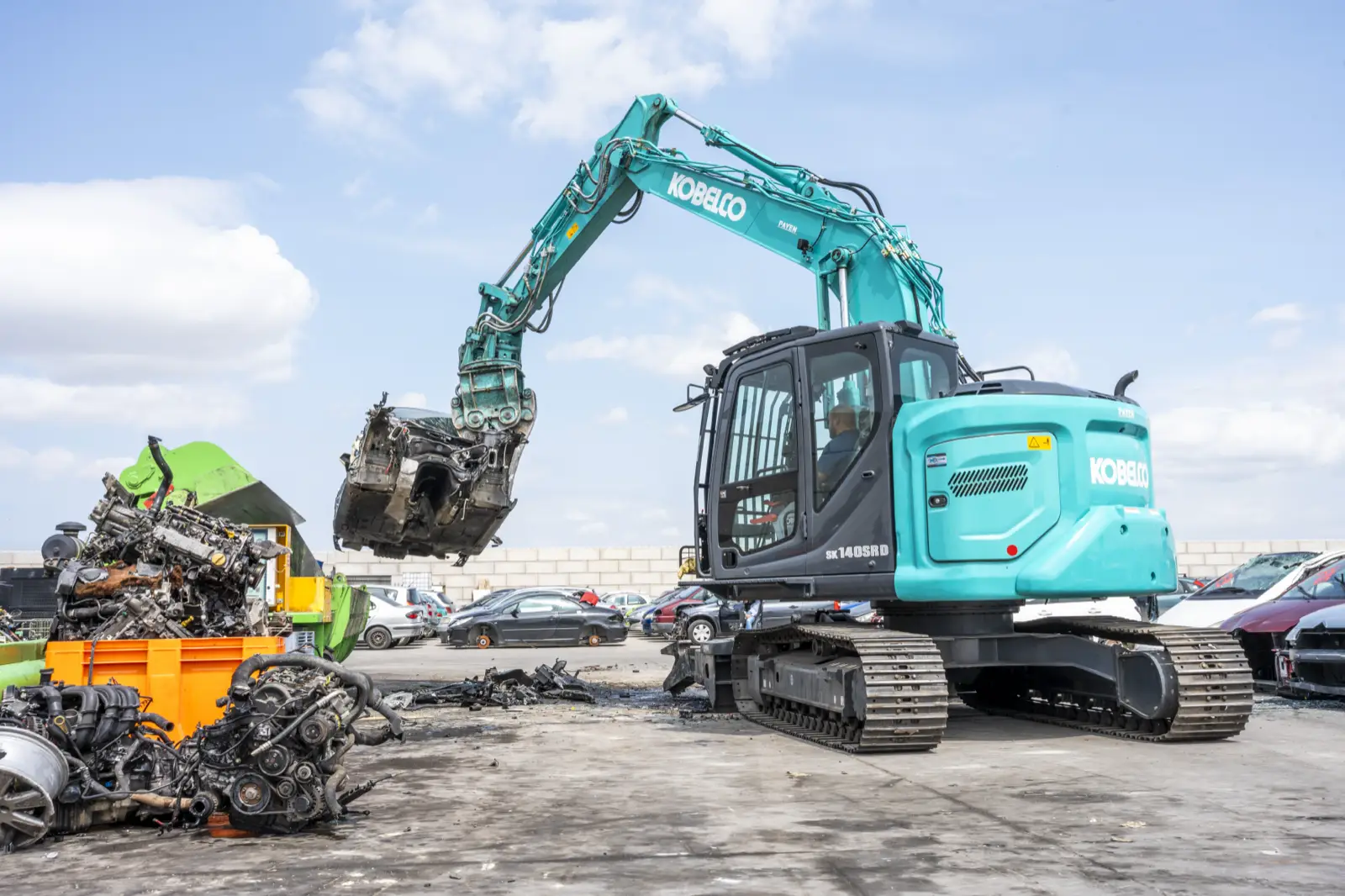 Kobelco SK140SRD auf einem Recyclinghof