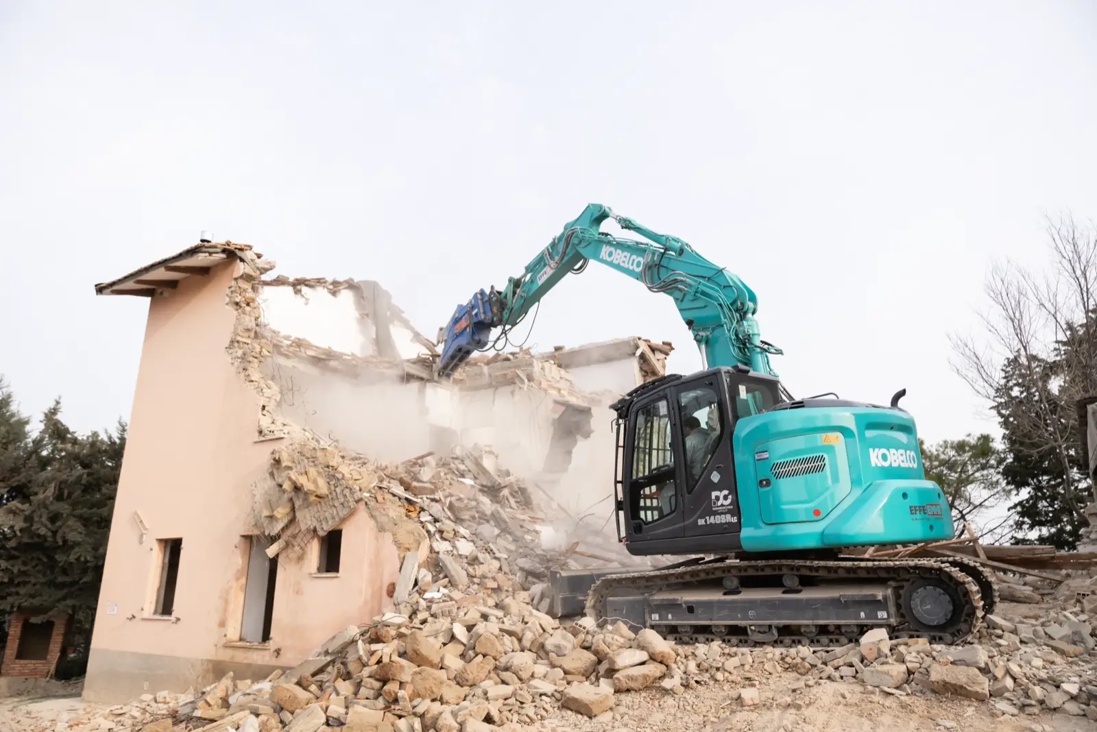 Kobelco SK140SRLC beim Abbruch eines Hauses