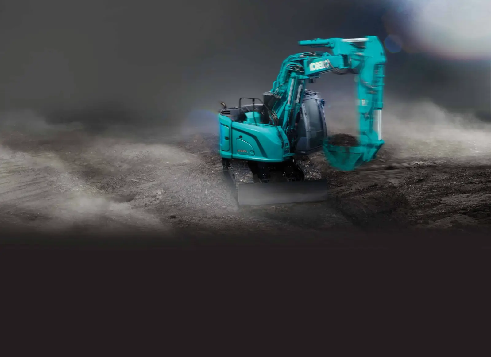 Kobelco SK140SRLC-7 mit Offset-Ausleger und Planierschild in aufgewirbeltem Staub
