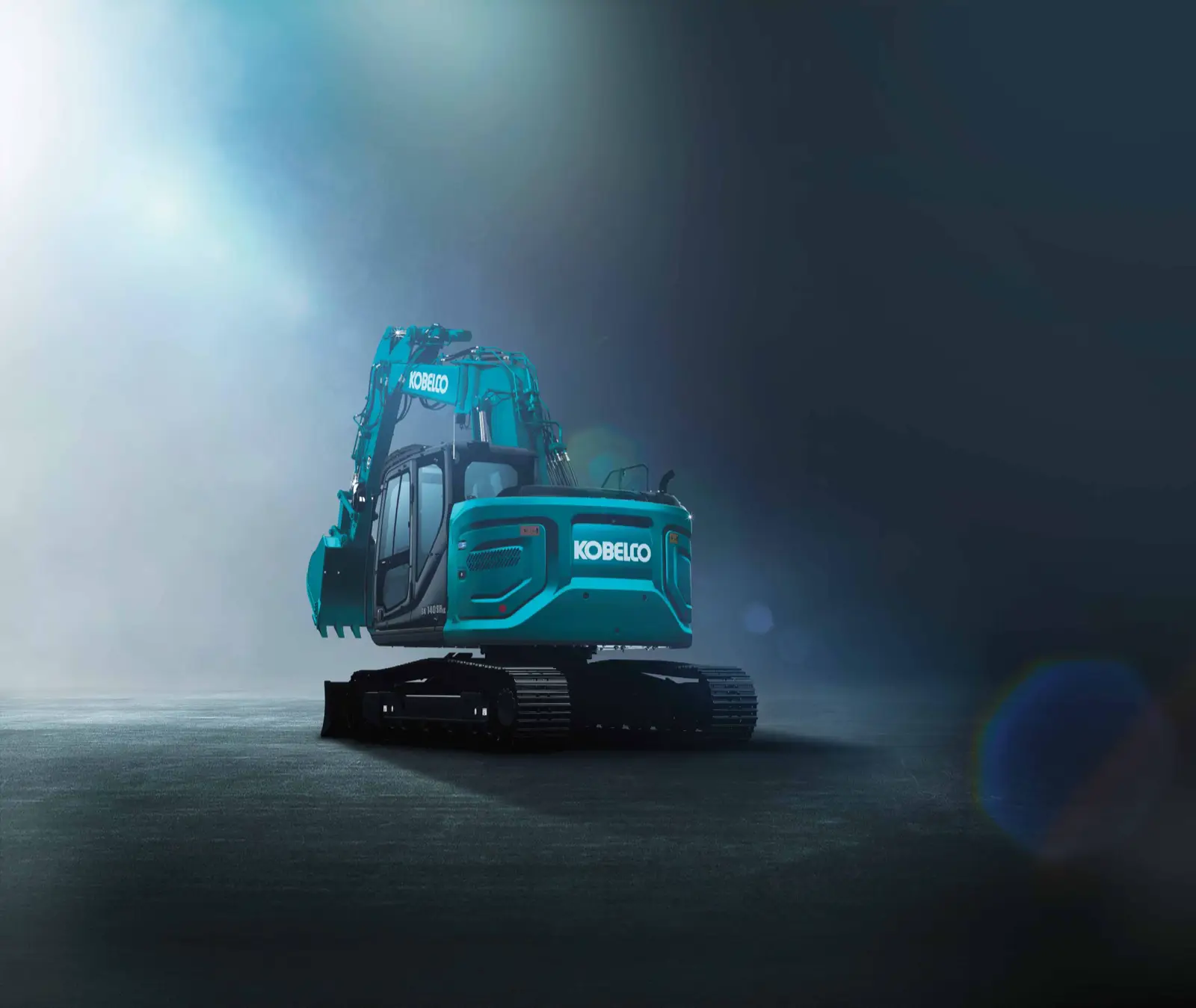 Kobelco SK140SRLC-7 mit Offset-Ausleger im Scheinwerferlicht