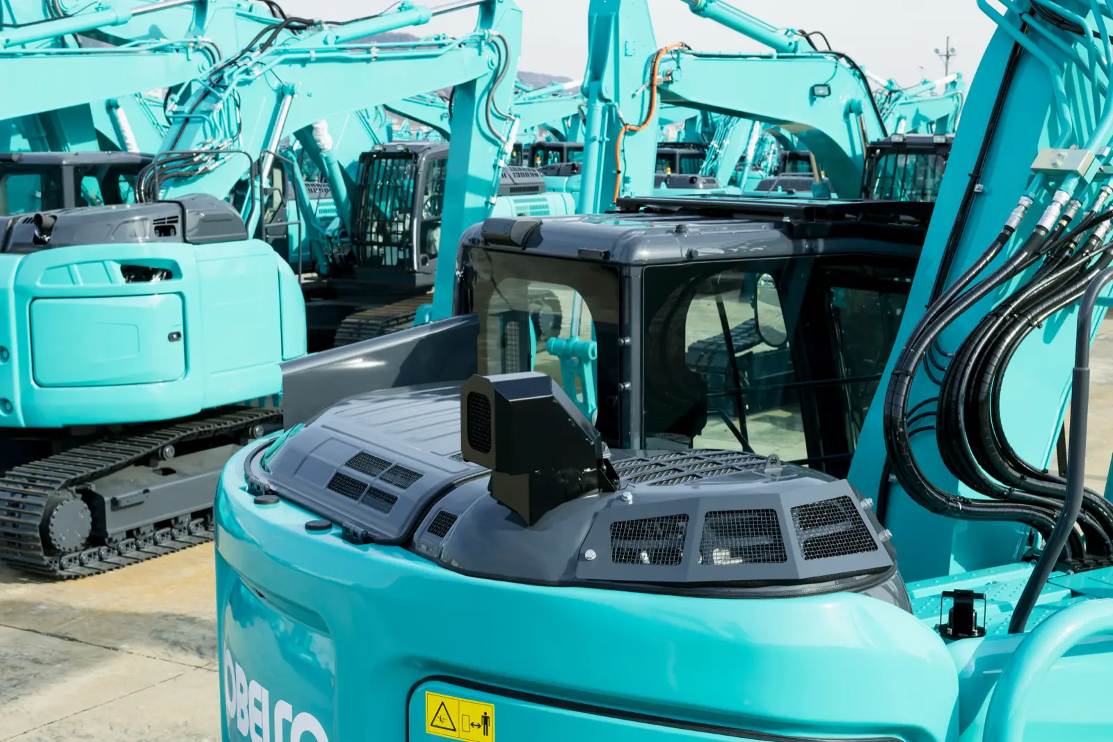 Kabinendach und Motorhaube eines Kobelco SK165SRLC