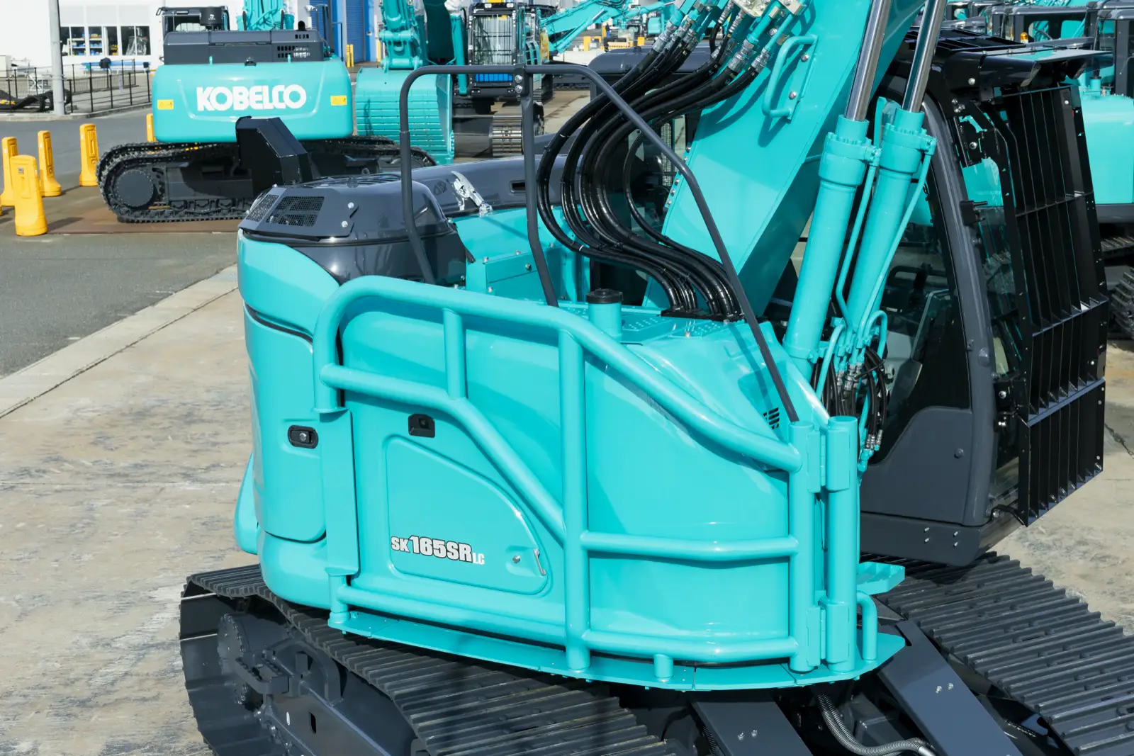 Schutzbügel am Oberwagen eines Kobelco SK165SRLC