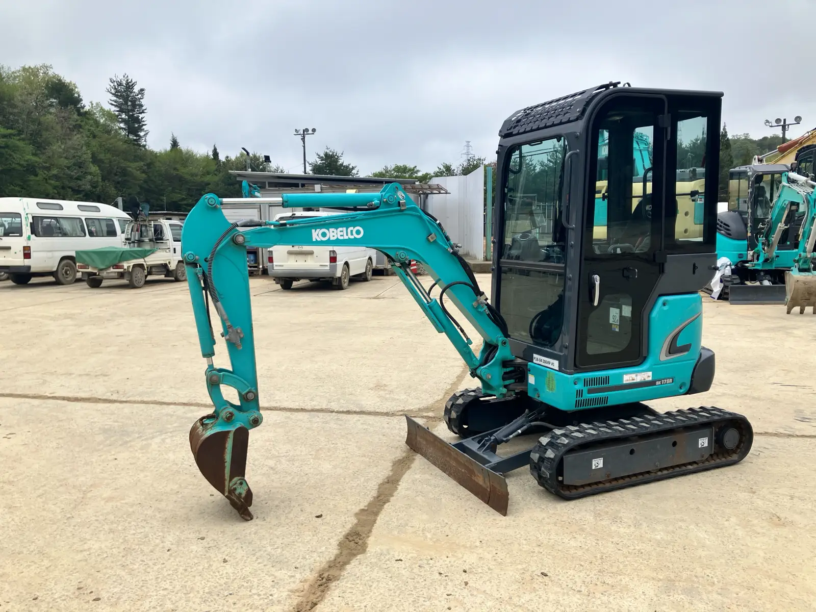 Kobelco SK17SR mit Kabine auf einem Betriebshof