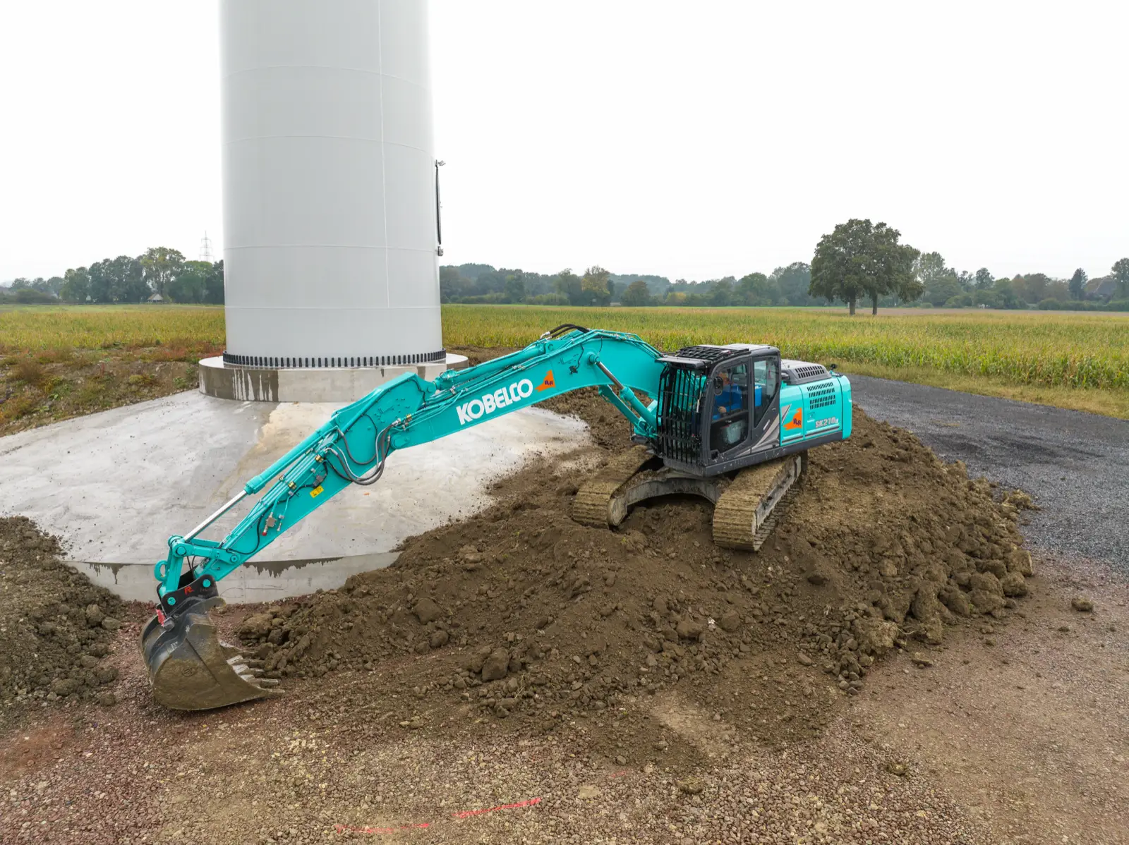 Kobelco SK210LC am Fundament eines Windrads