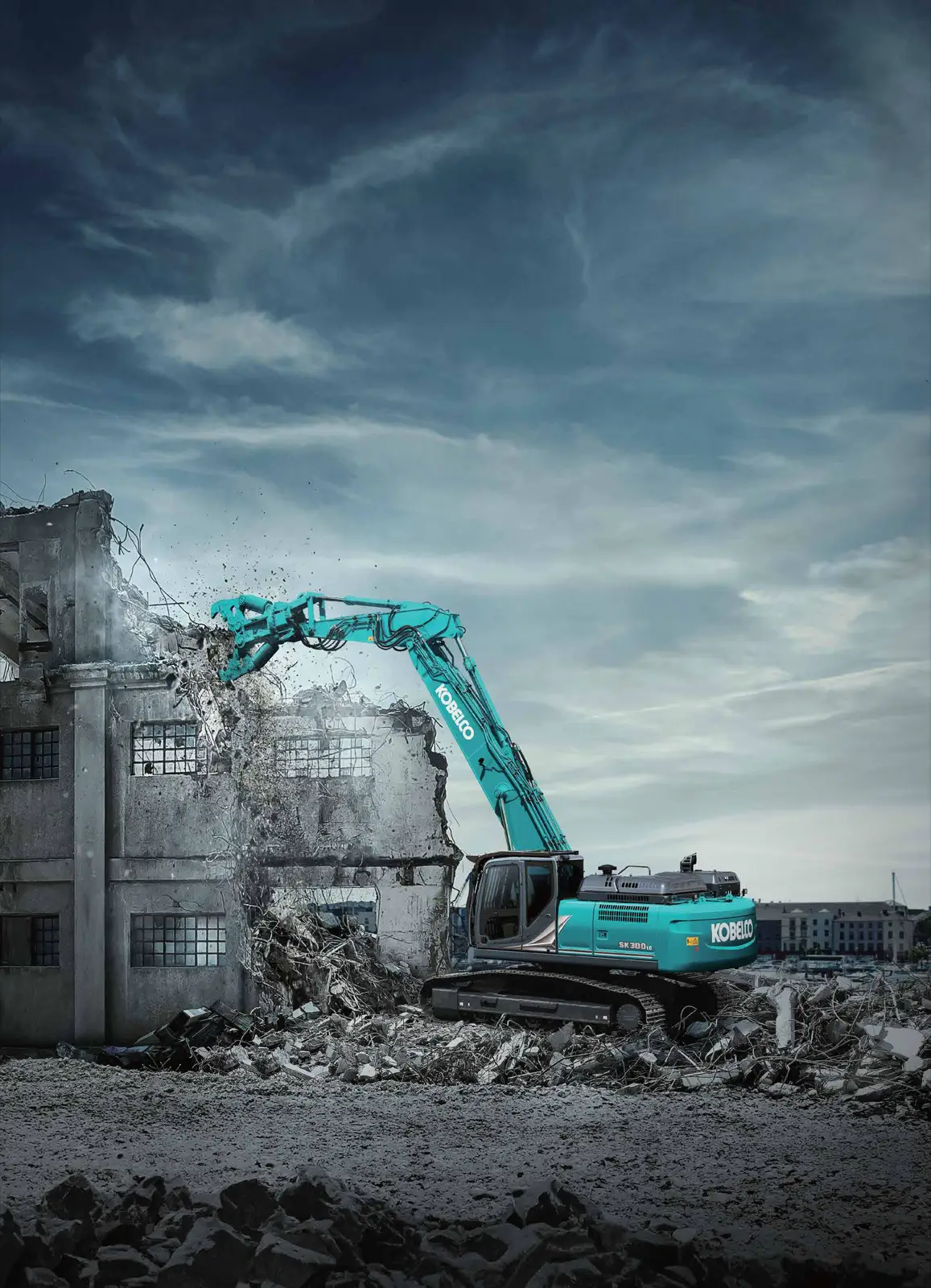 Baureihenbild zu Kobelco SK300LC-11E (gerader Ausleger): Kobelco Kettenbagger mit geradem Ausleger und Abbruchgerät reißt ein Gebäude ab