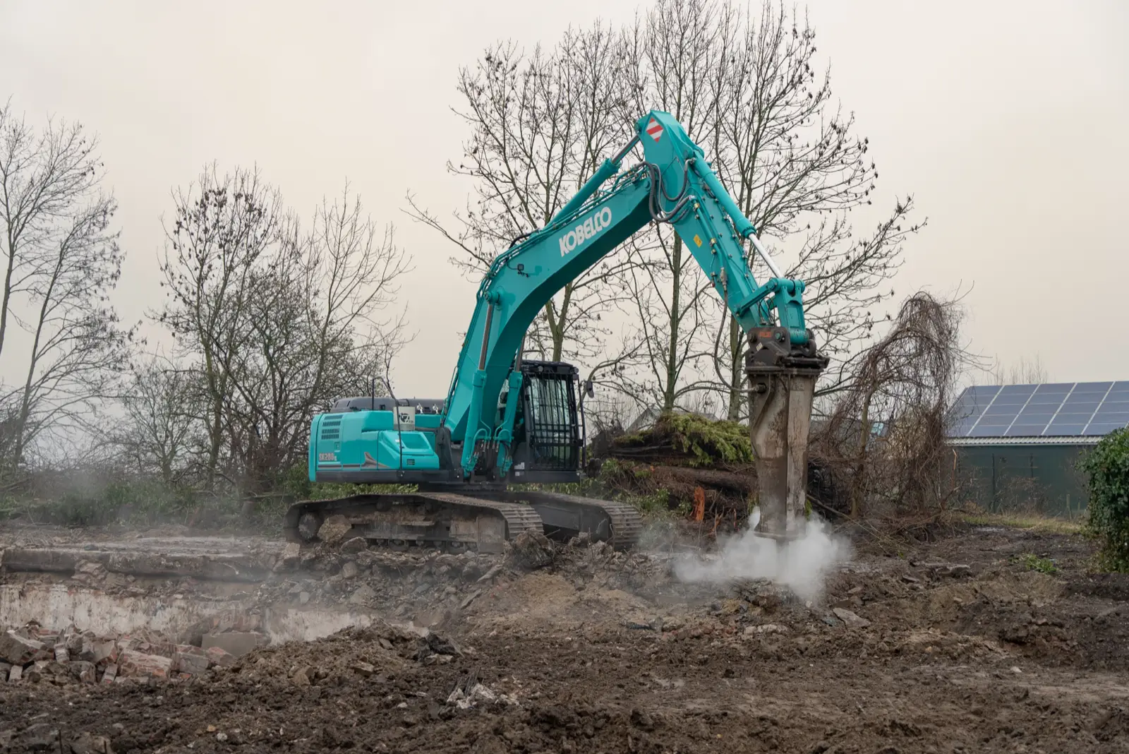 Kobelco SK260LC auf einem Abbruchgelände