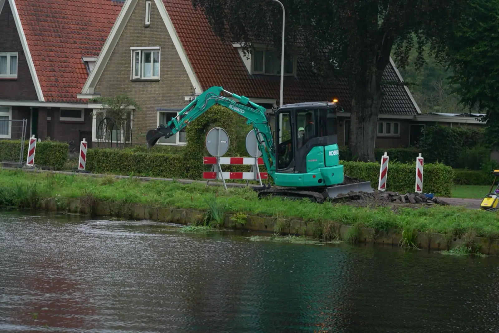 Kobelco SK26SR an einem Uferweg