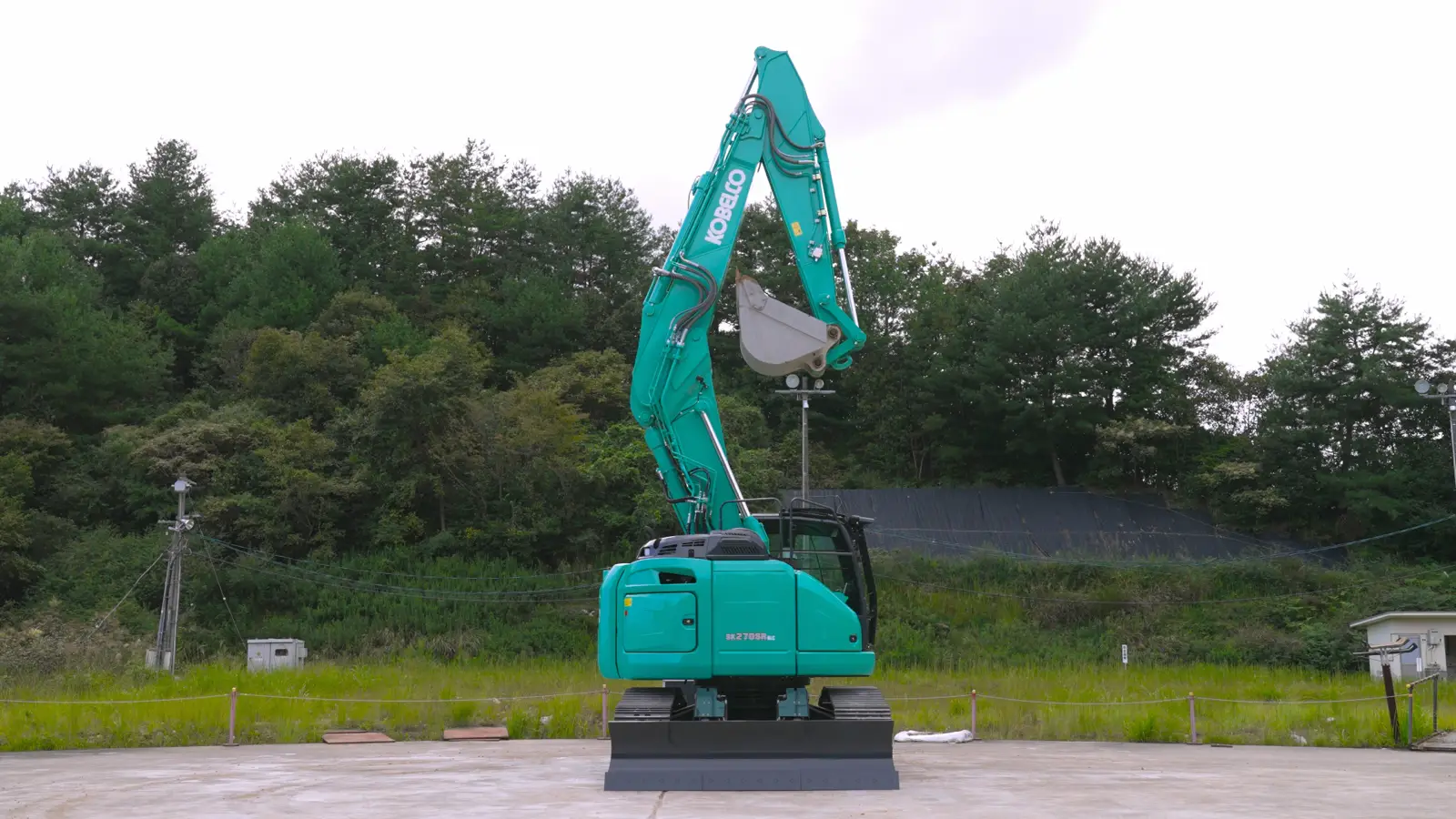 Kobelco SK270SR von hinten mit aufgerichtetem Ausleger