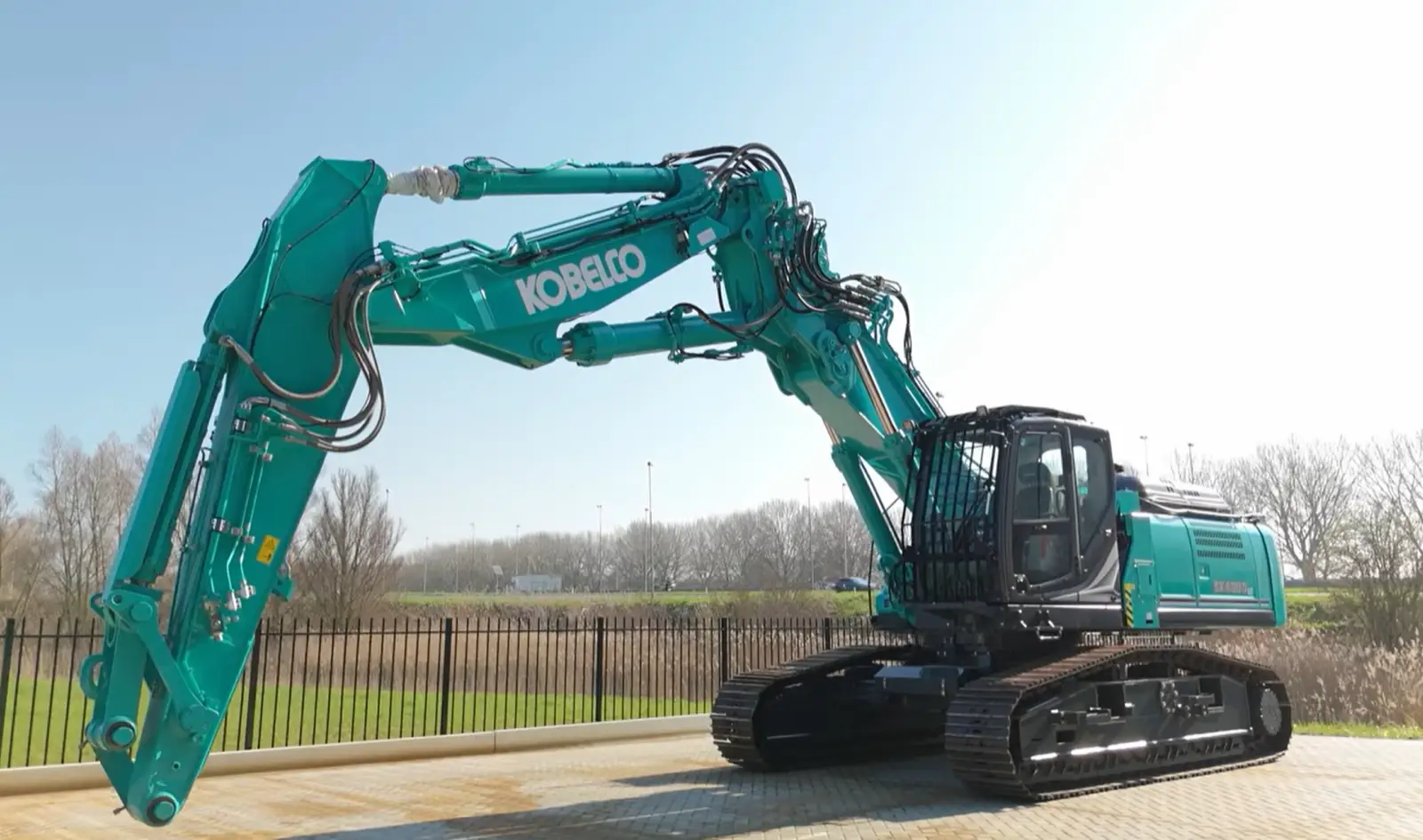 Kobelco SK400DLC auf einem gepflasterten Platz