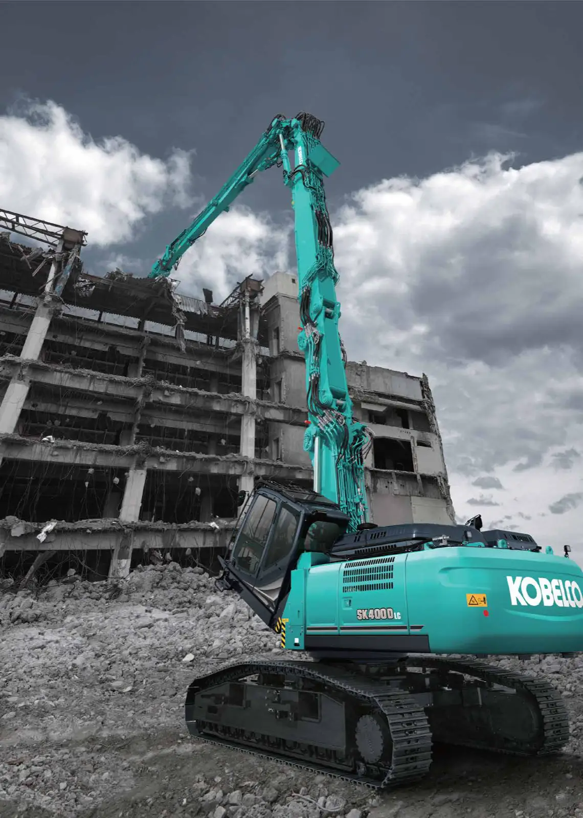 Kobelco SK400DLC mit ultralanger Ausrüstung am Rohbau eines mehrstöckigen Gebäudes