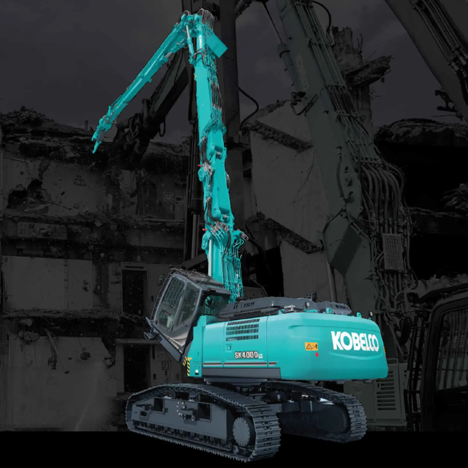 Kobelco SK400DLC vor einer Industrieruine