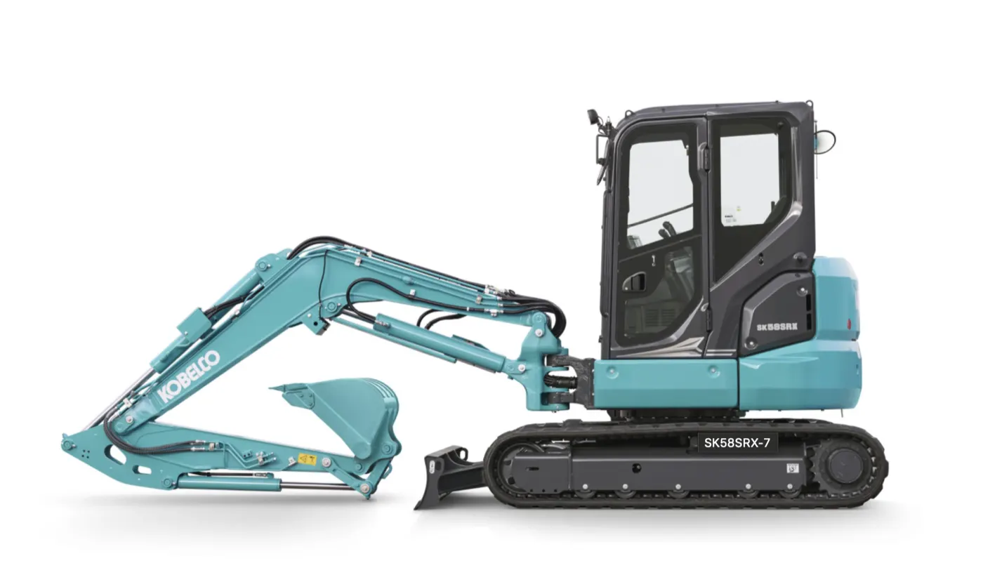 Kobelco SK58SRX-7 in Seitenansicht mit gestrecktem Ausleger