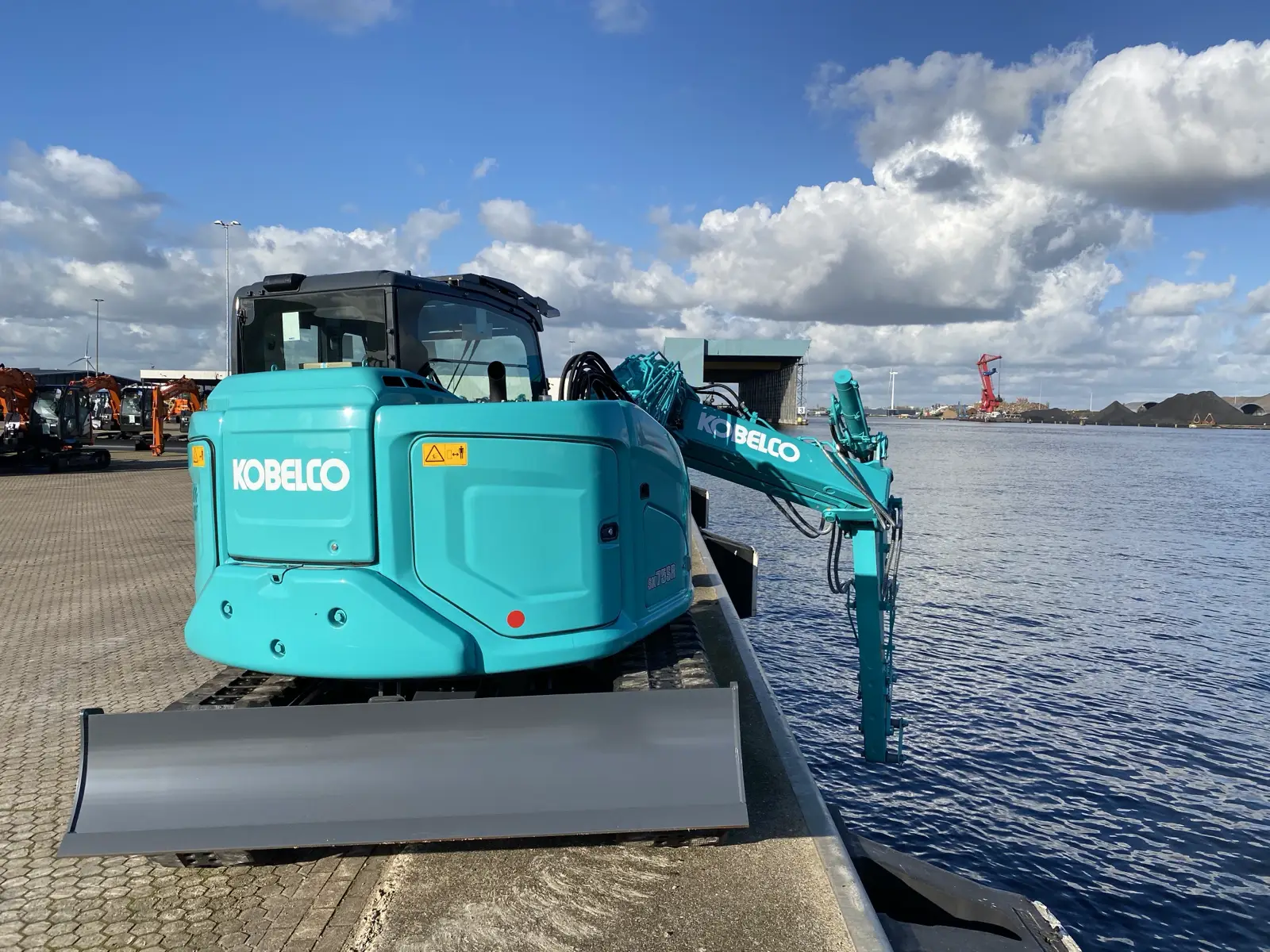 Kobelco SK75SR mit Planierschild von hinten