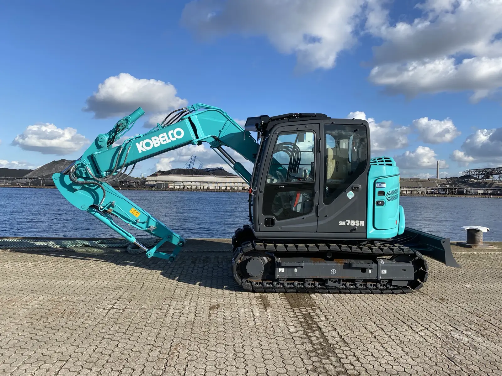 Kobelco SK75SR mit seitlich verstelltem Offset-Ausleger auf einer Kaianlage