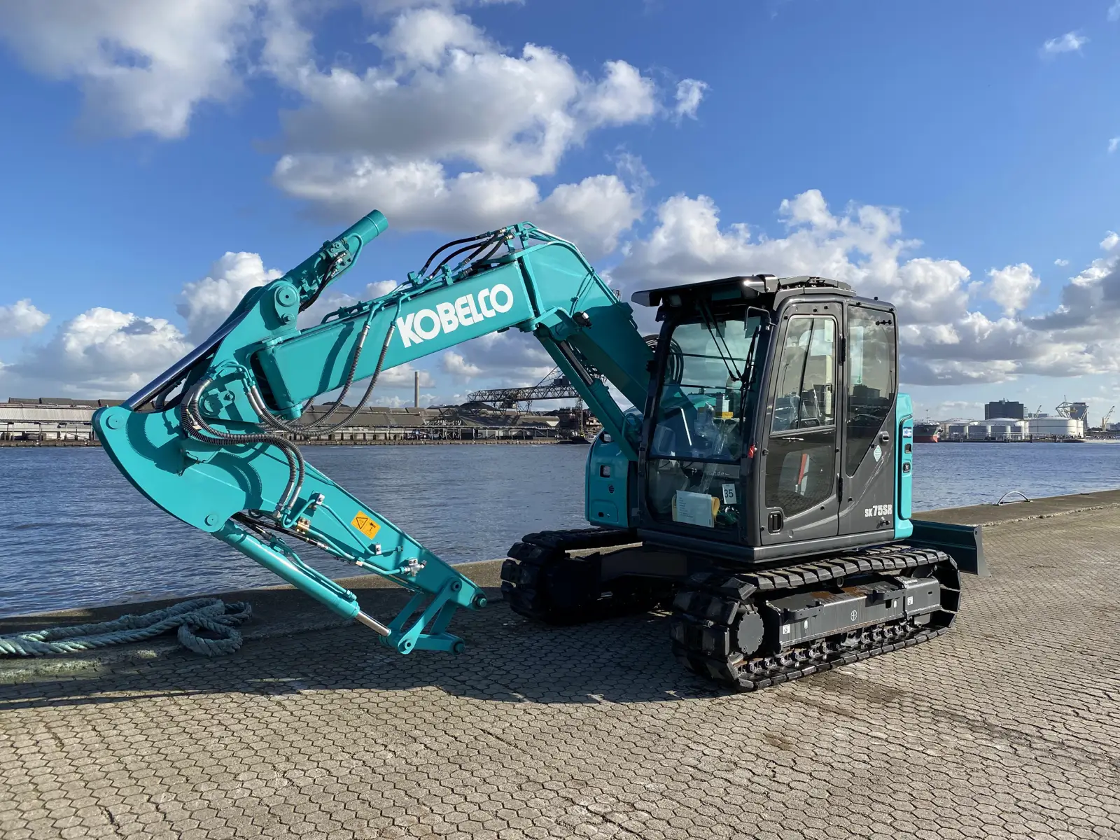 Kobelco SK75SR mit abgesenktem Offset-Ausleger am Hafenbecken