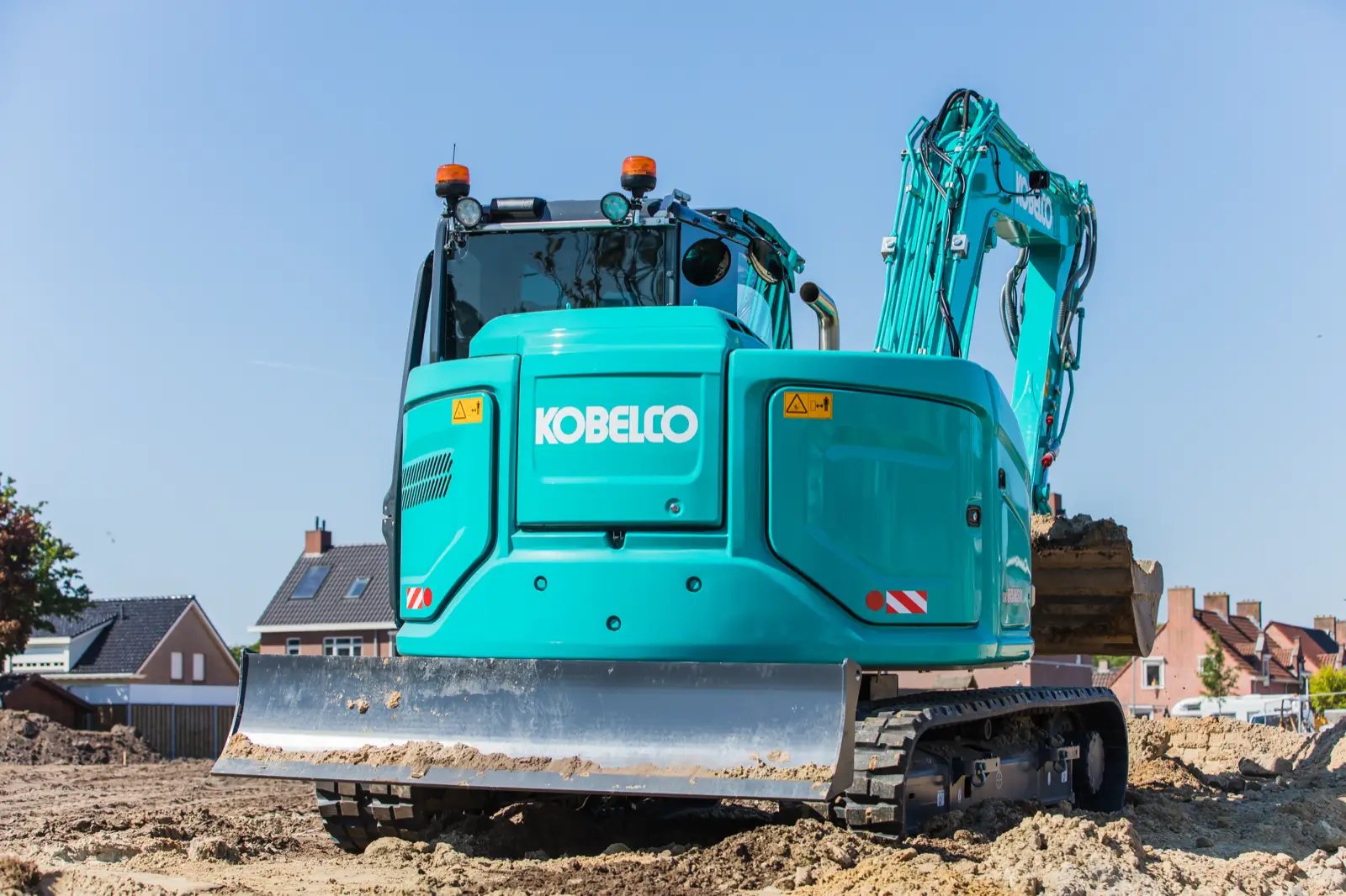 Kobelco SK85MSR mit Planierschild von hinten