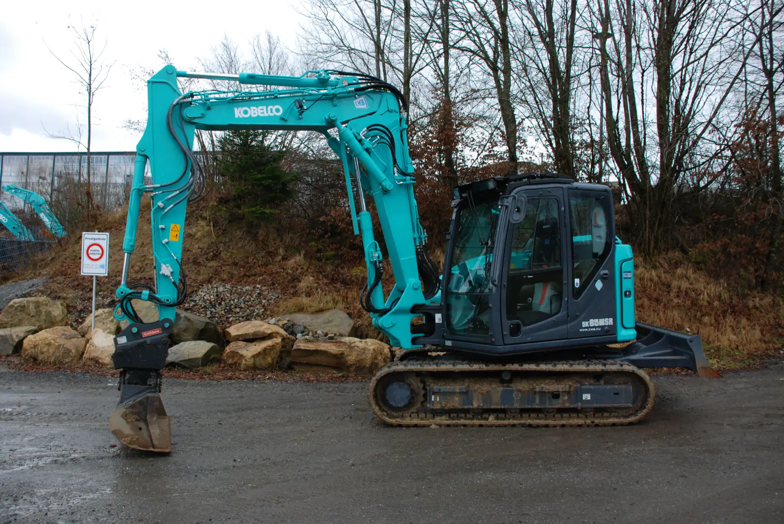 Kobelco SK85MSR mit Anbaugerät am Stiel
