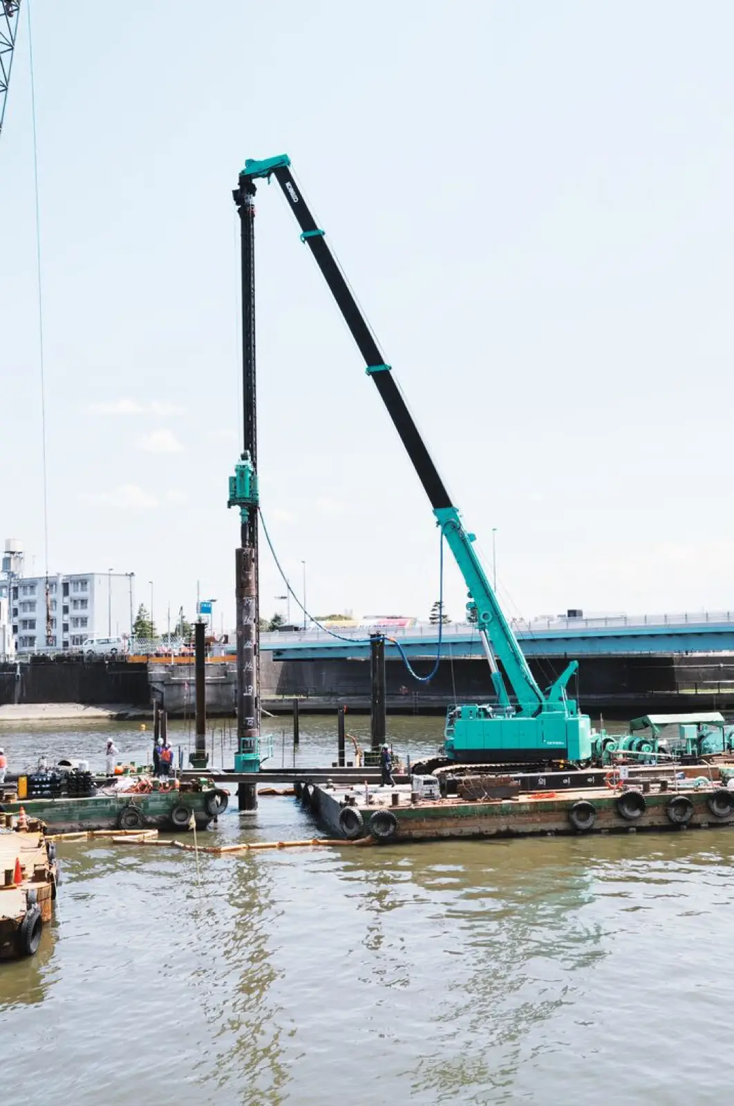Kobelco Teleskop-Raupenkran auf einem Ponton