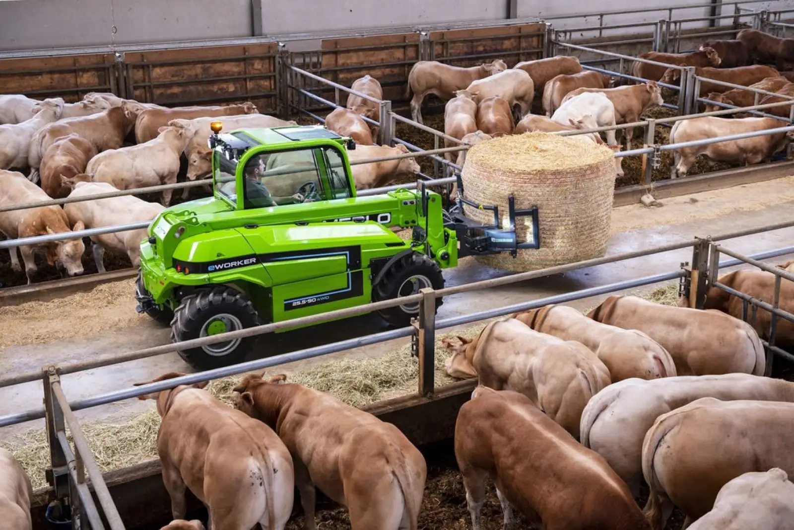 Baureihenbild zu Merlo EW 25.5-60: Merlo eWorker mit Rundballen im Stall