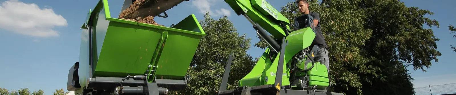 Cingo-Dumper wird mit Erde beladen