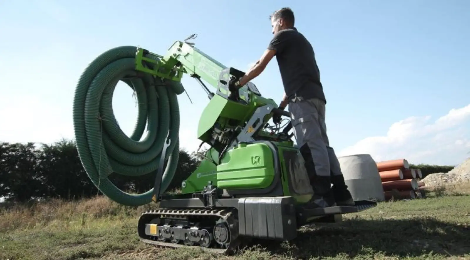 Merlo Cingo M12.3 EVO mit Teleskoparm Handler 400 hebt einen Schlauch