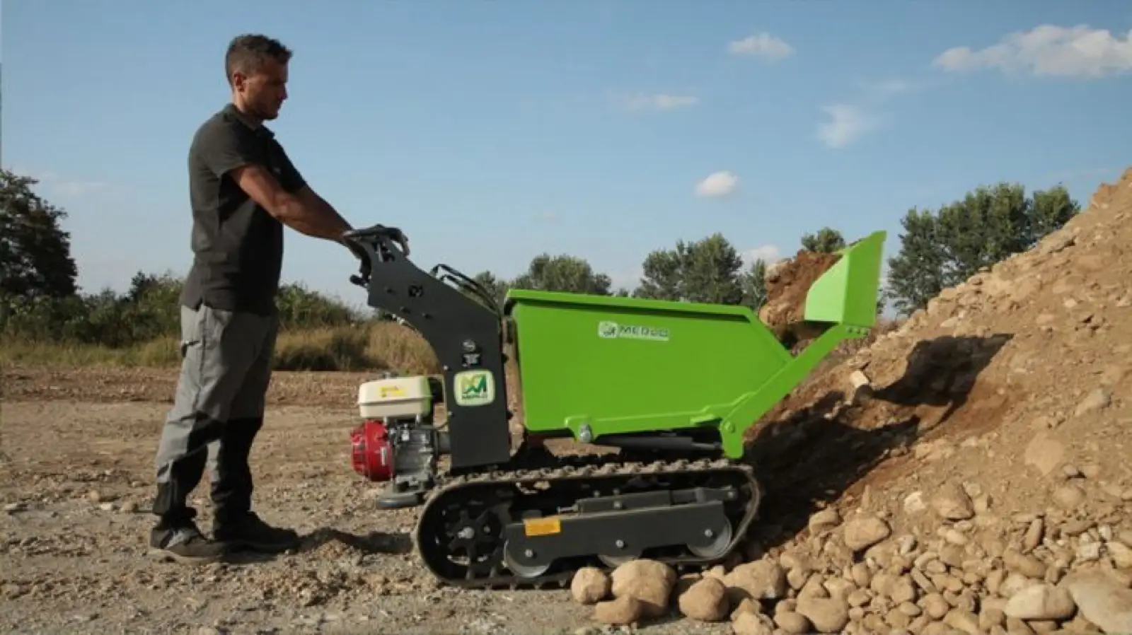 Baureihenbild zu Merlo M 500 DM: Merlo Cingo M500 mit Benzinmotor kippt Material an einem Steinhaufen ab