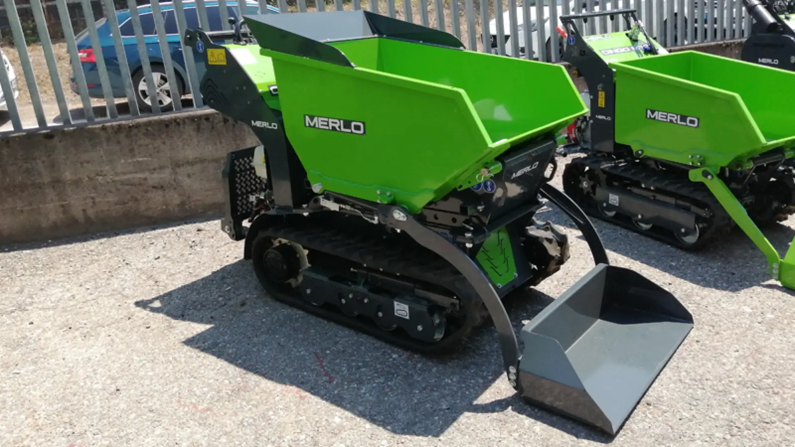 Zwei Merlo Cingo M700 TD mit Dumpermulde, einer mit Selbstladeschaufel