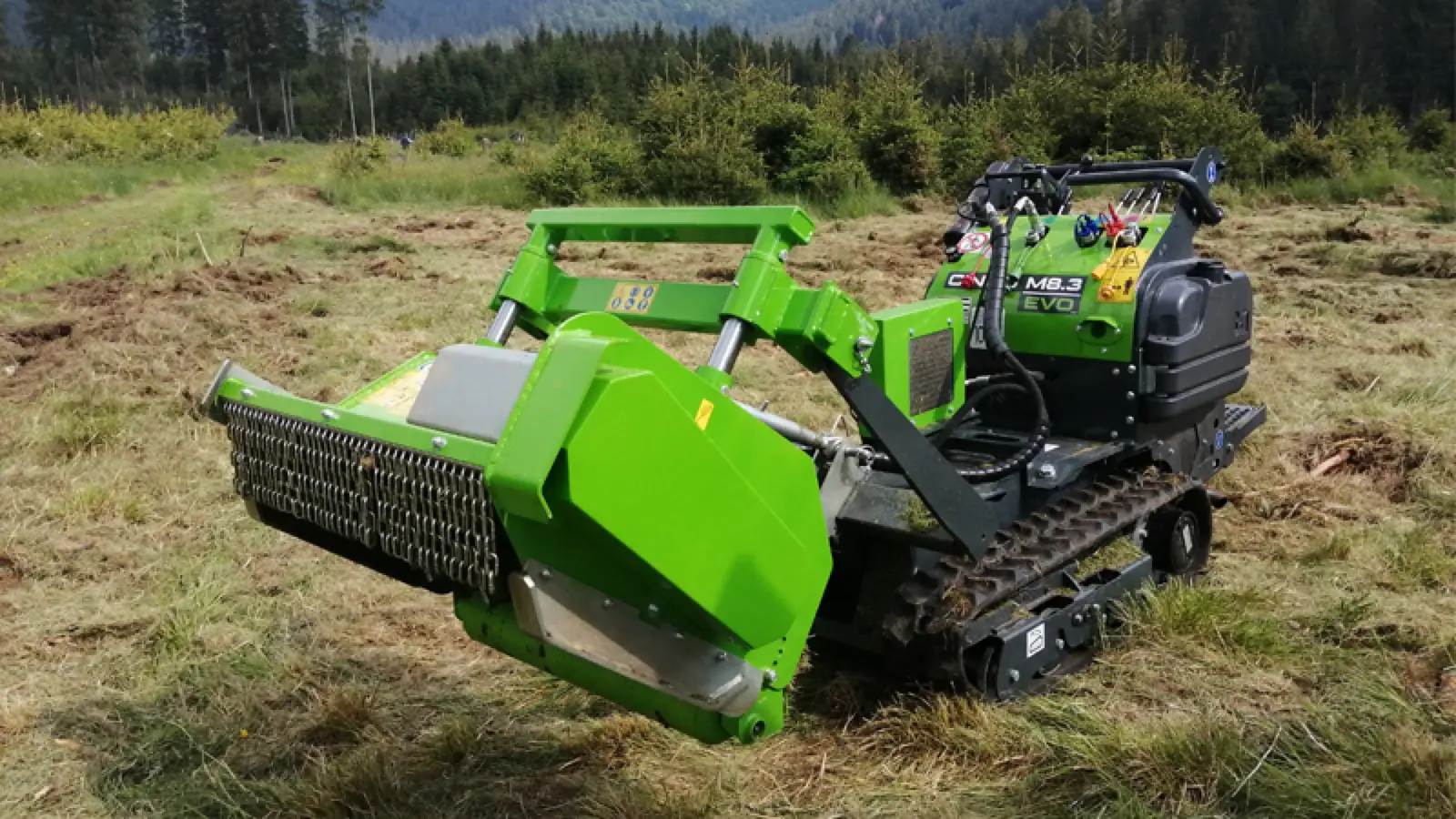 Merlo Cingo M8.3 EVO mit Anbaugerät zur Grünpflege auf einer Wiese