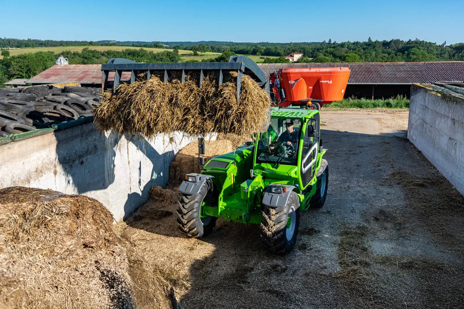 Baureihenbild zu Merlo MF 34.7 CS-140: Merlo Multifarmer MF 34 mit Greifschaufel an einem Fahrsilo