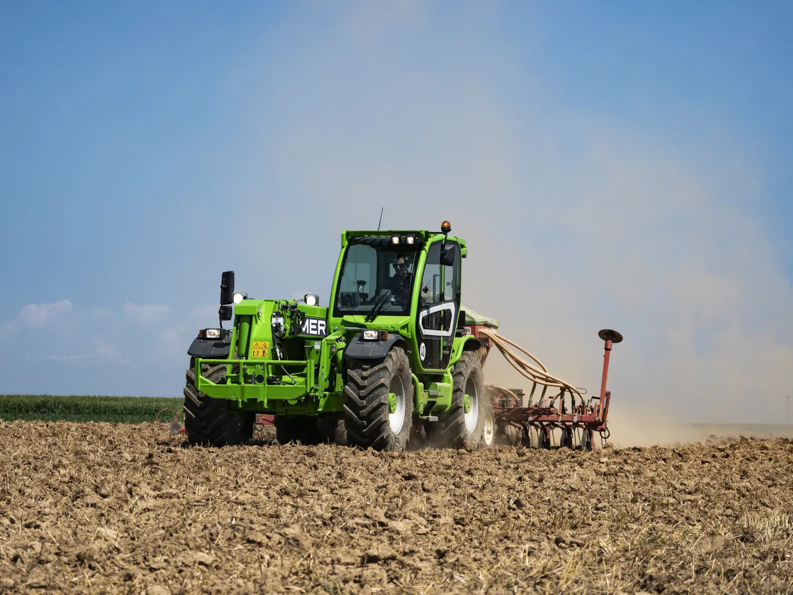 Baureihenbild zu Merlo MF 34.9-140: Merlo Multifarmer MF 34 mit Sämaschine auf einem Acker
