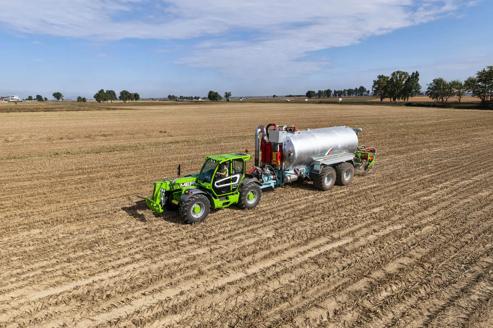 Merlo Multifarmer MF 44 zieht ein Güllefass über einen Acker