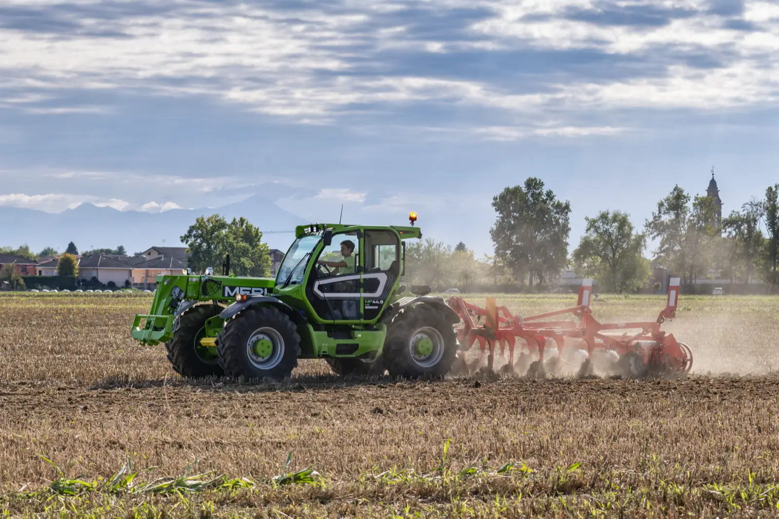 Baureihenbild zu Merlo MF 44.7 CS-170-CVTRONIC: Merlo Multifarmer MF 44 mit Scheibenegge auf einem Acker
