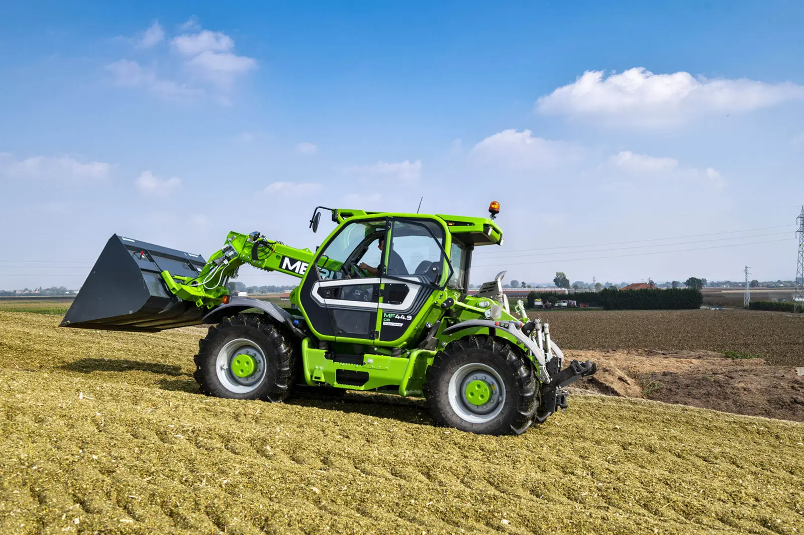 Merlo Multifarmer MF 44 mit großer Schaufel auf einem Feld