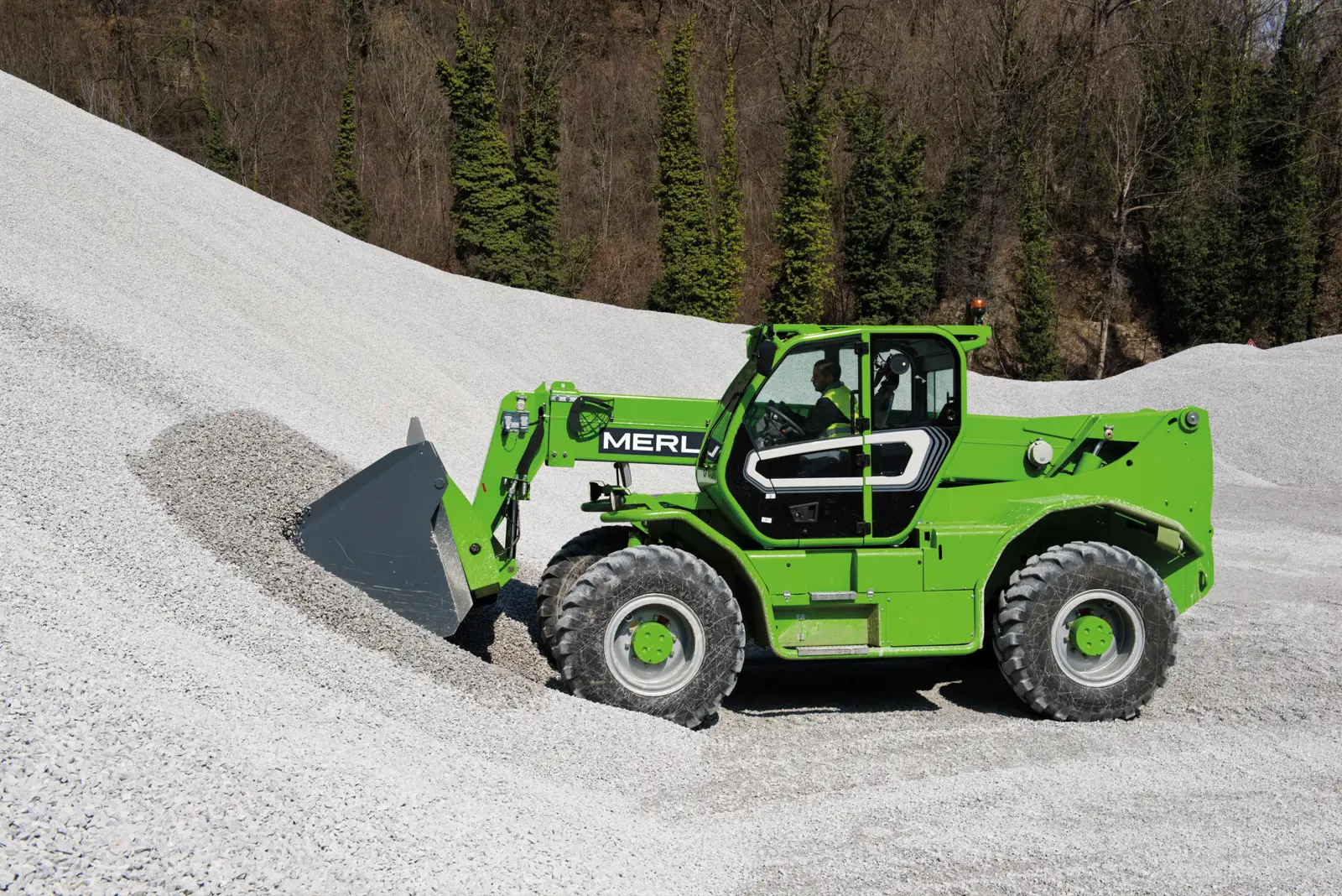 Merlo P120.10 HM füllt eine große Schaufel mit Schotter