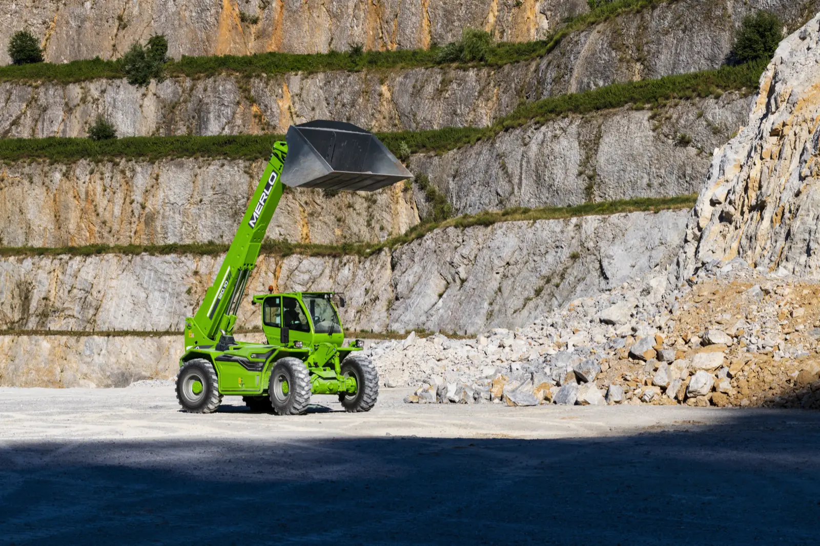 Merlo P120.10 HM hebt eine Schaufel im Steinbruch