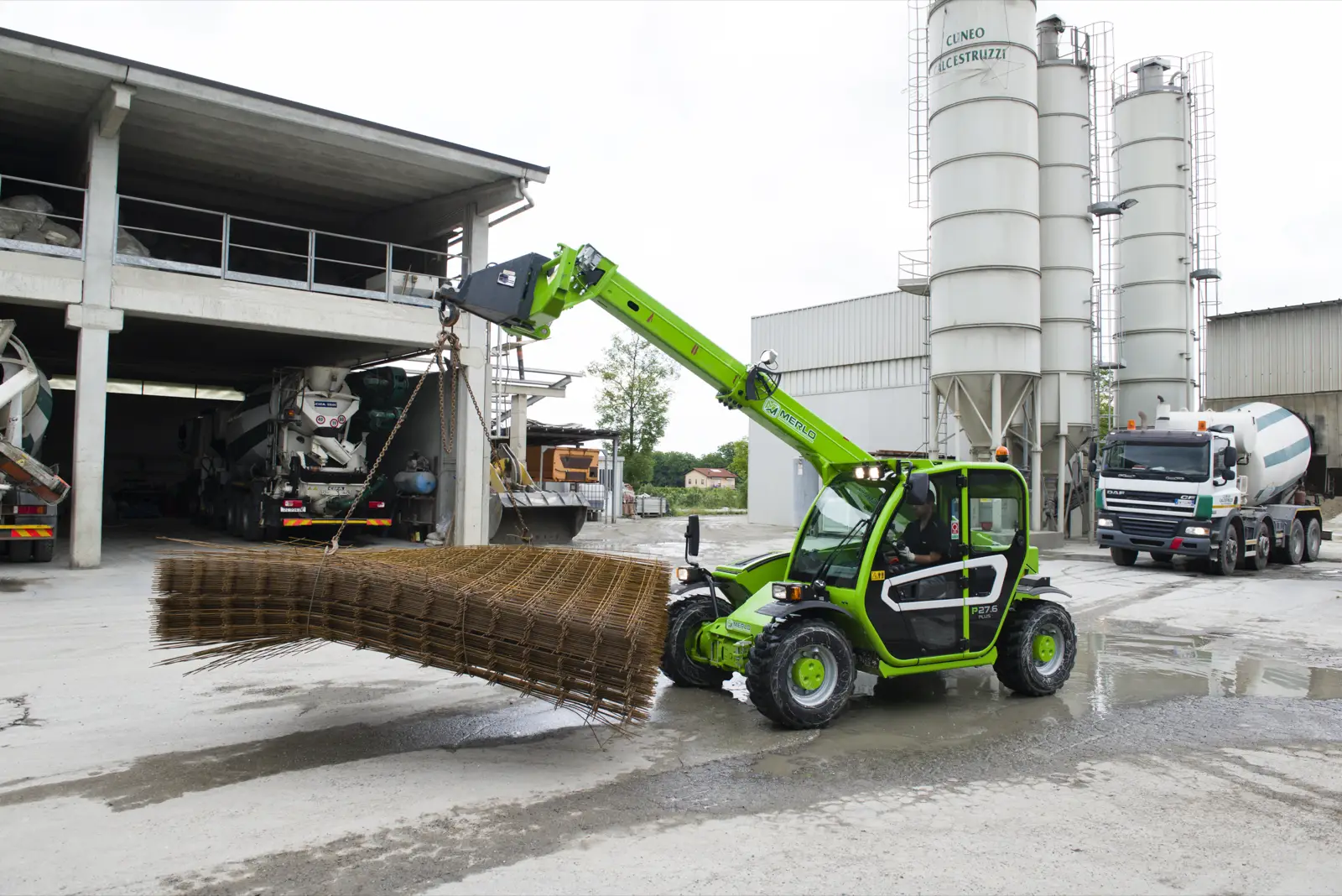 Merlo P27.6 mit Baustahlmatten im Betonwerk