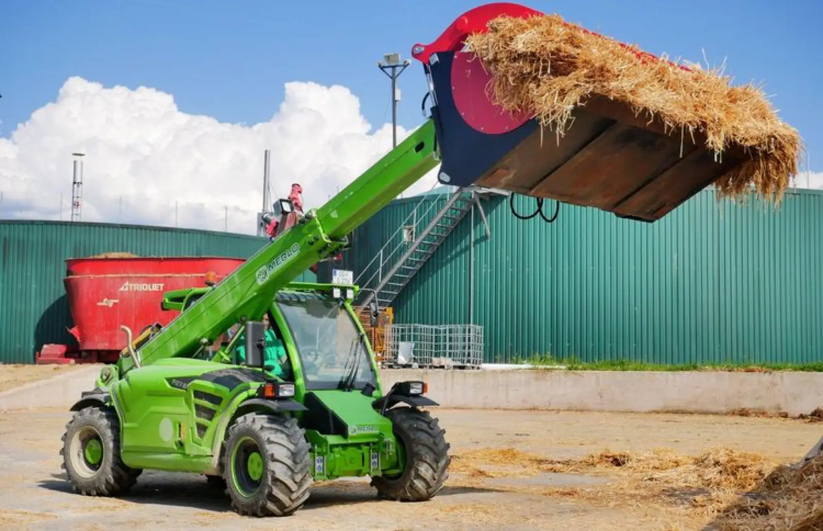 Baureihenbild zu Merlo P 27.6 PLUS: Merlo P27.6 mit Strohschaufel