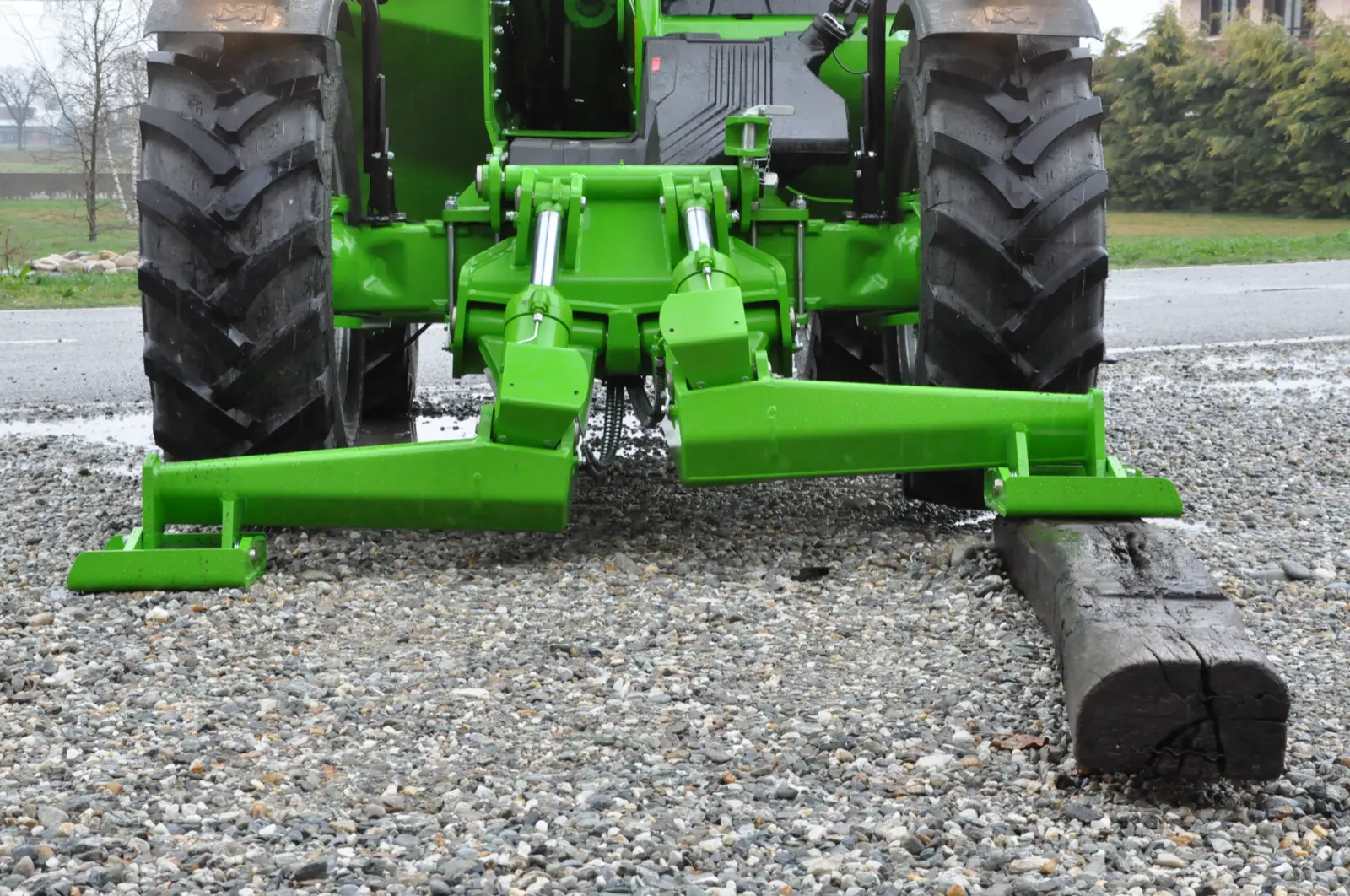 Baureihenbild zu Merlo P 30.10 L: Merlo P30.10 mit ausgefahrenen Frontabstützungen und Gabeln