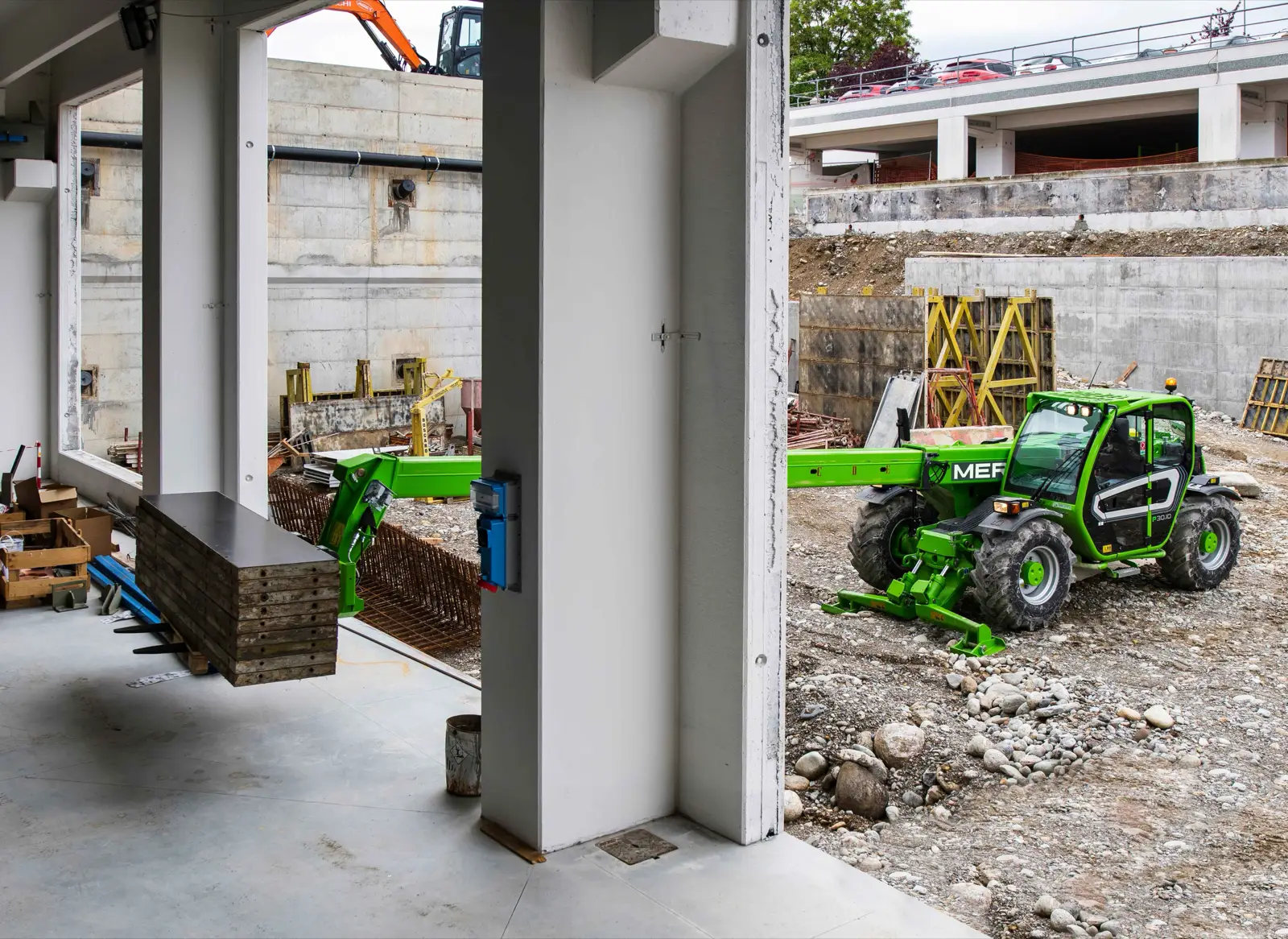 Baureihenbild zu Merlo P 30.10 L: Merlo P30.10 hebt Schalung in einen Rohbau