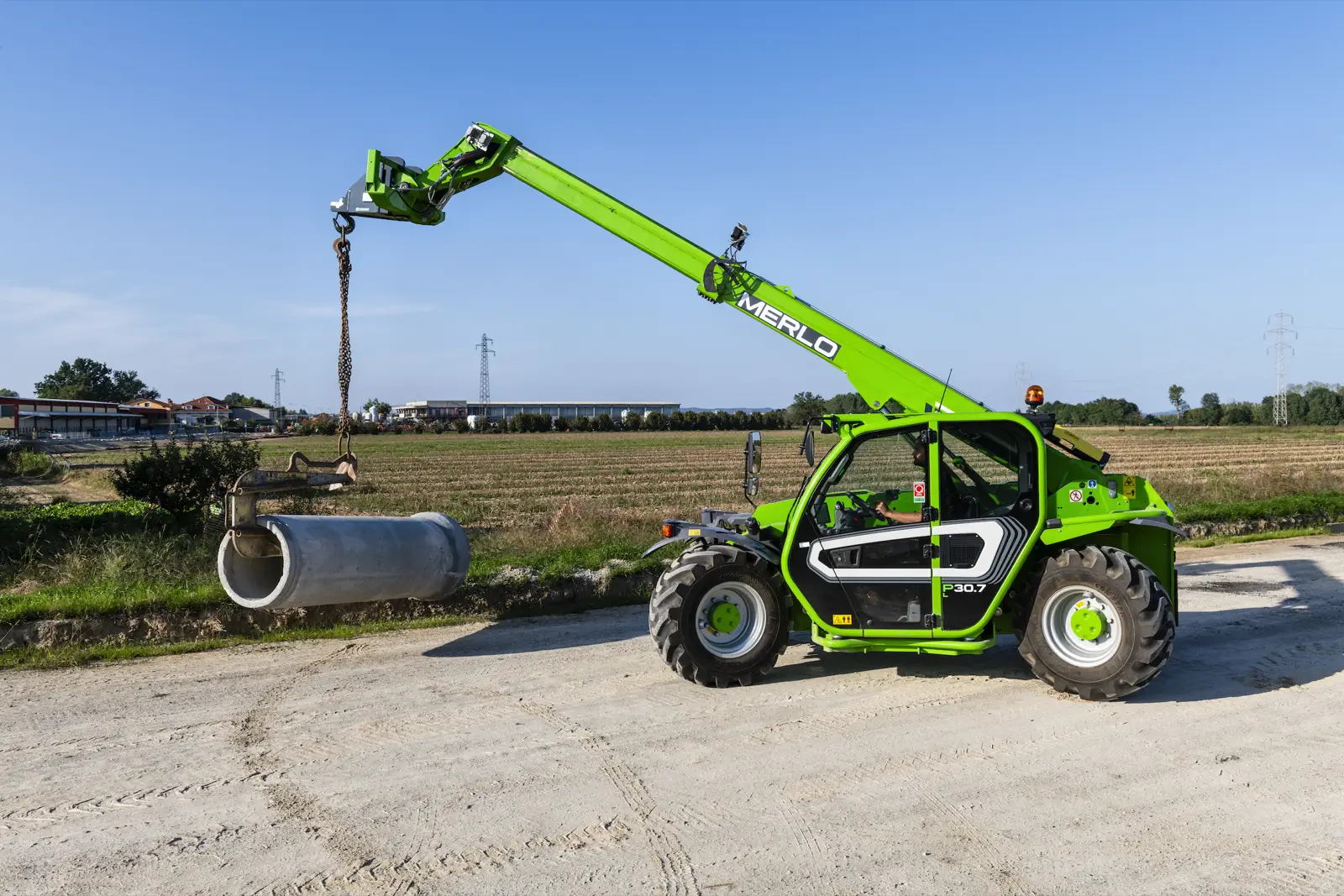 Baureihenbild zu Merlo P 30.7: Merlo 30.7 steht mit angehobenem Ausleger auf einem Feldweg