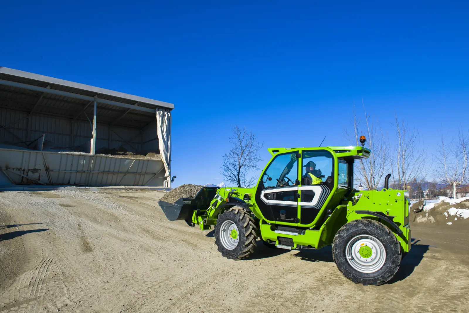 Merlo P35.11 TT mit gefüllter Schaufel