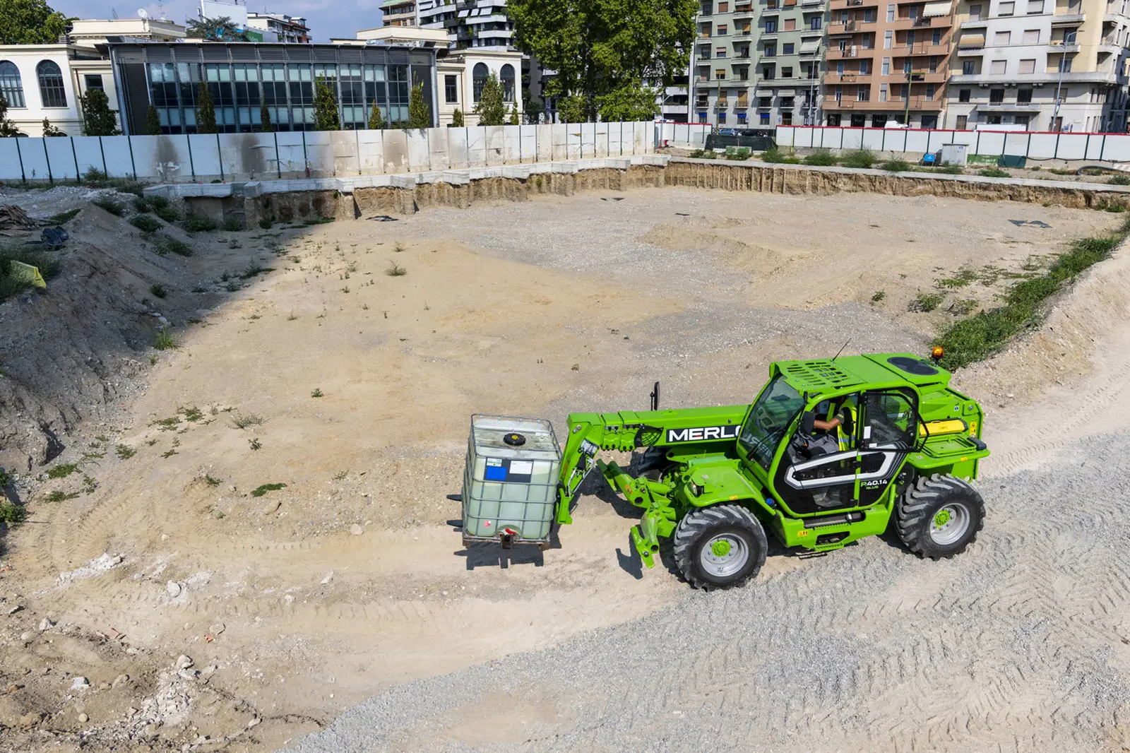 Baureihenbild zu Merlo P 40.14 PLUS: Merlo Panoramic P40 setzt einen Tank in einer Baugrube ab
