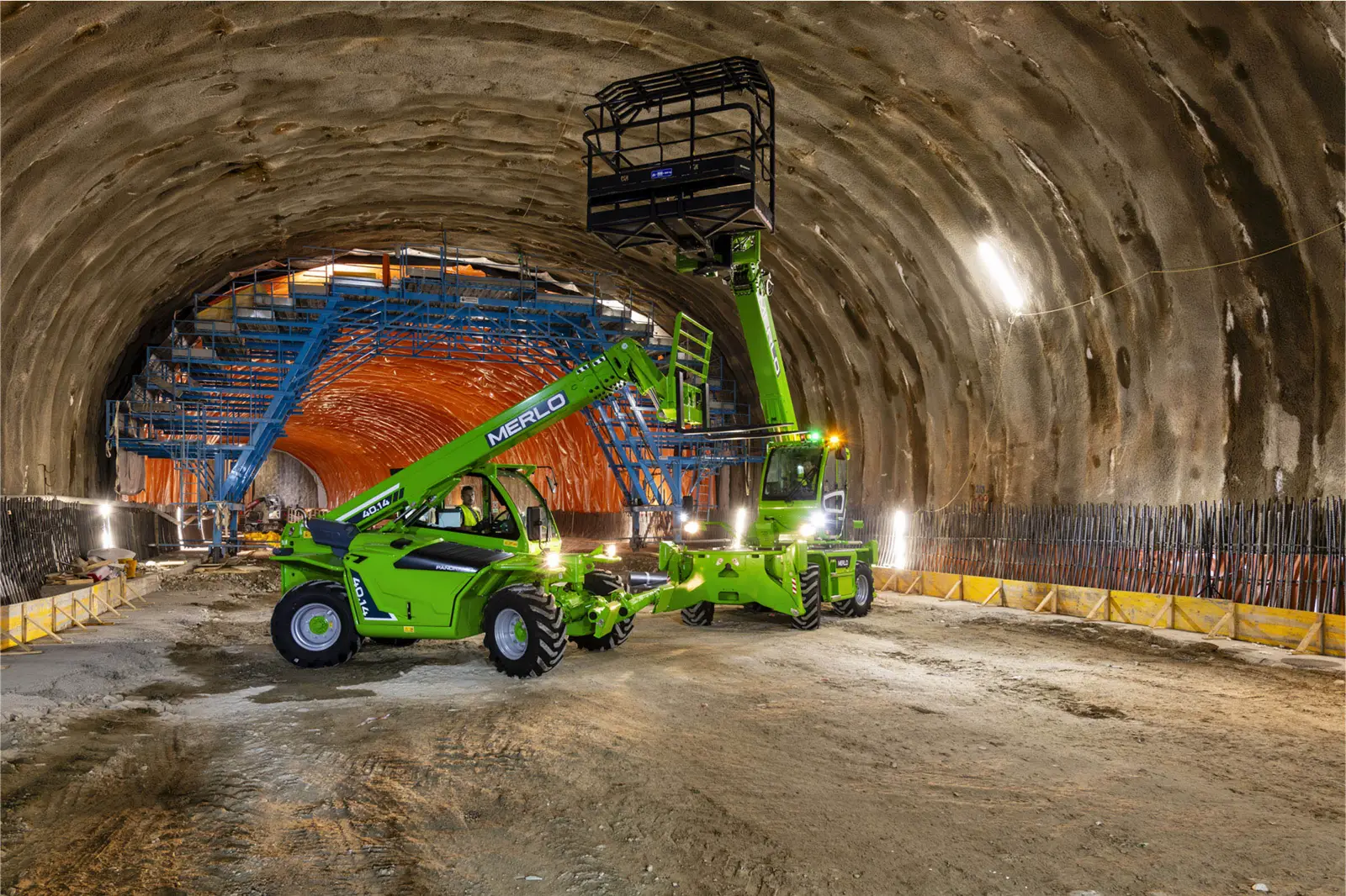 Baureihenbild zu Merlo P 40.14: Merlo Panoramic P40 mit Arbeitsbühne in einem Tunnel