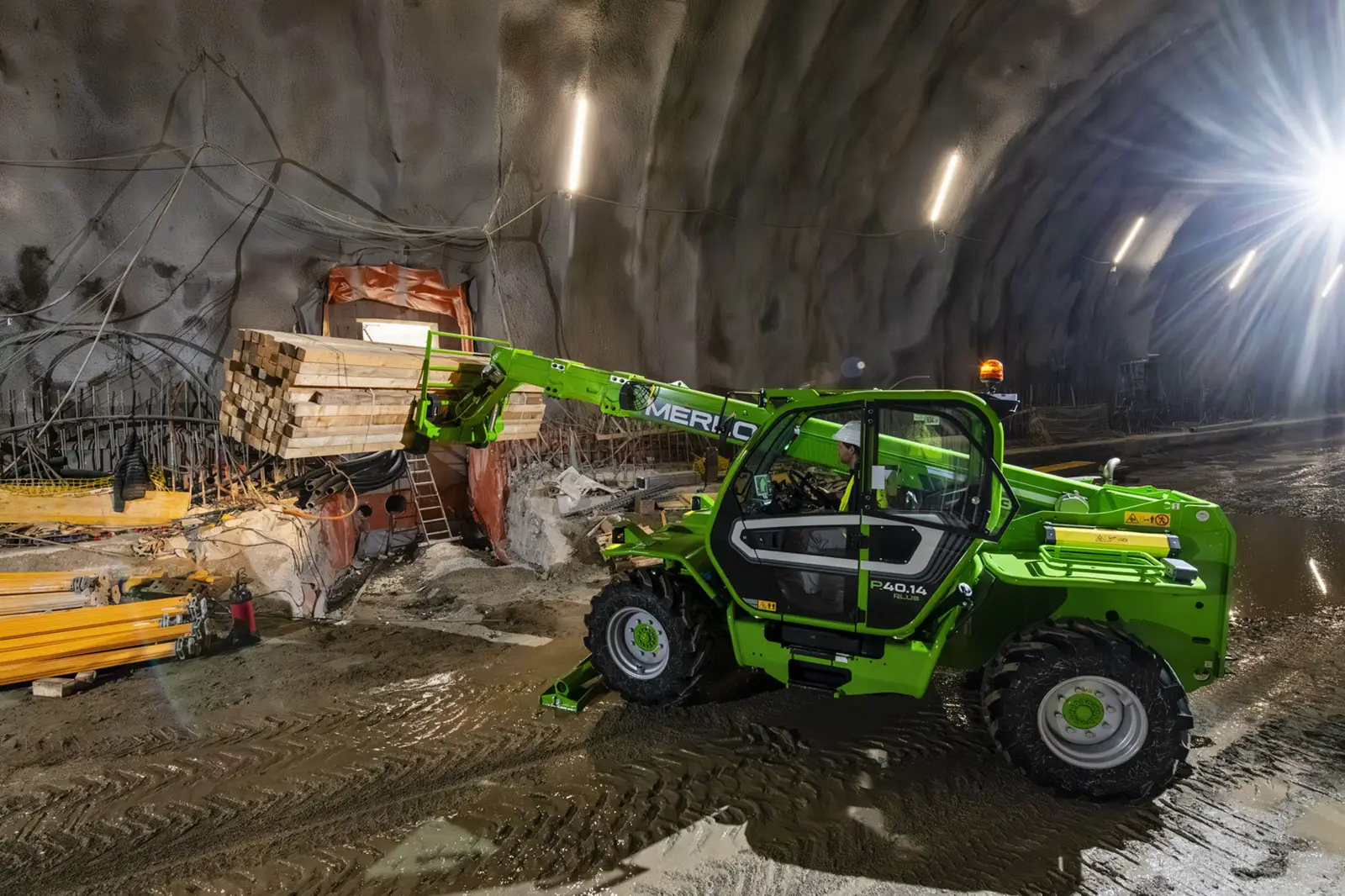 Merlo Panoramic P40 trägt Holz in einem Tunnel